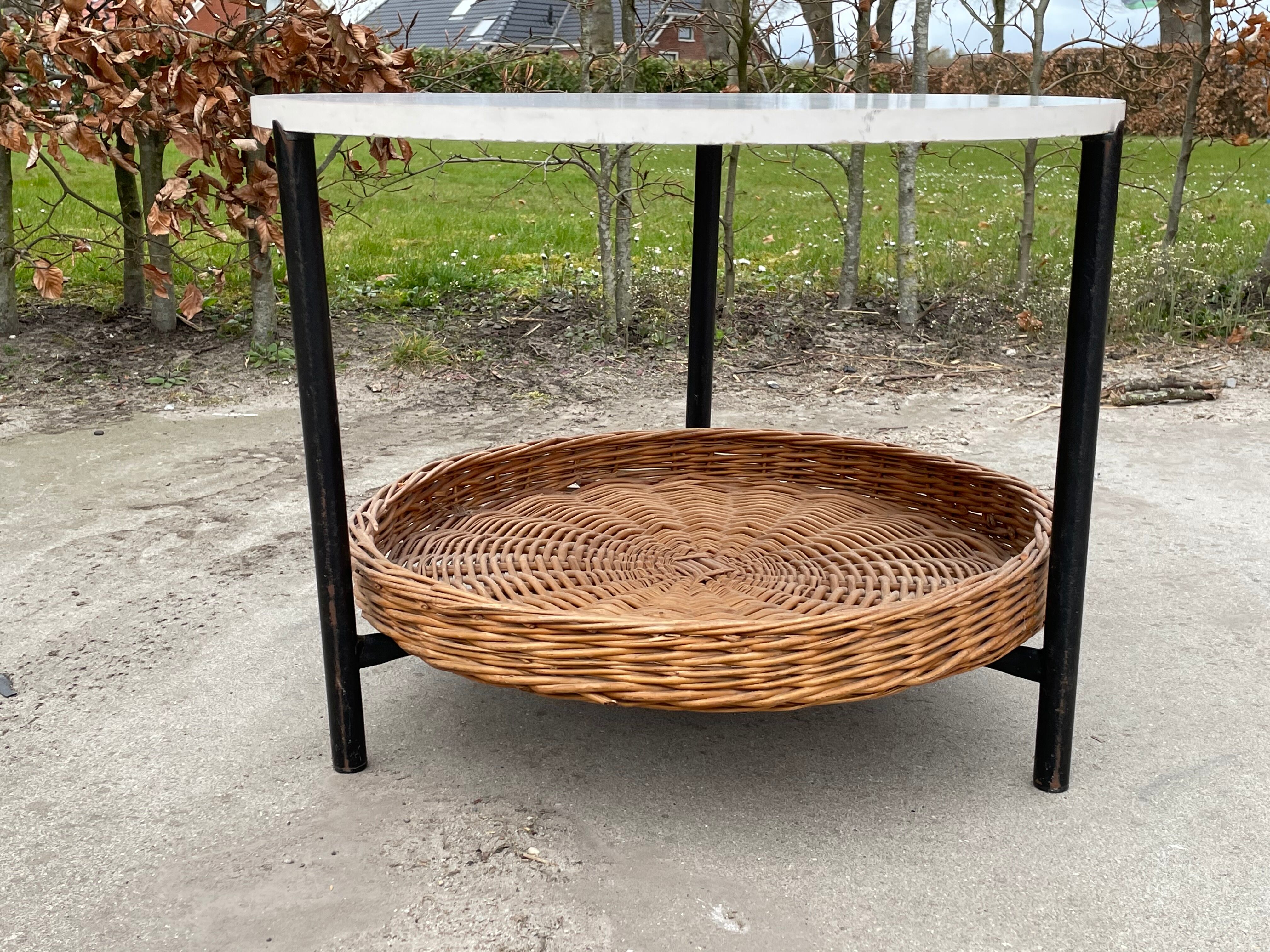 Modèle compact de table basse vintage avec panier de magazine