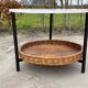 Modèle compact de table basse vintage avec panier de magazine