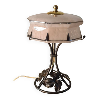 Lampe fer forgé style brandt muller art deco  avec abat jour verre clichy rose et dorure 27x21