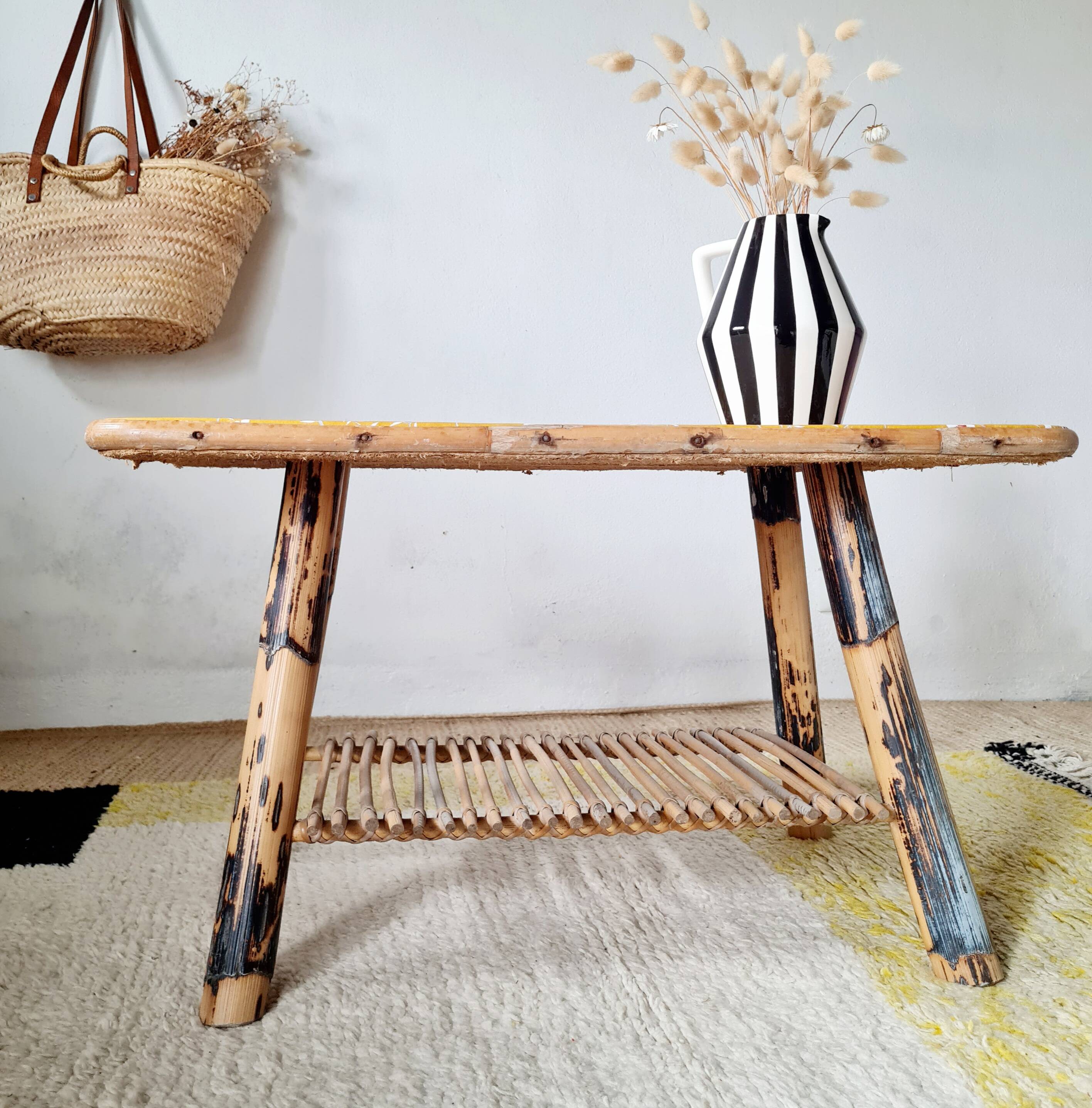 Table basse en rotin plateau tissu fleuri jaune