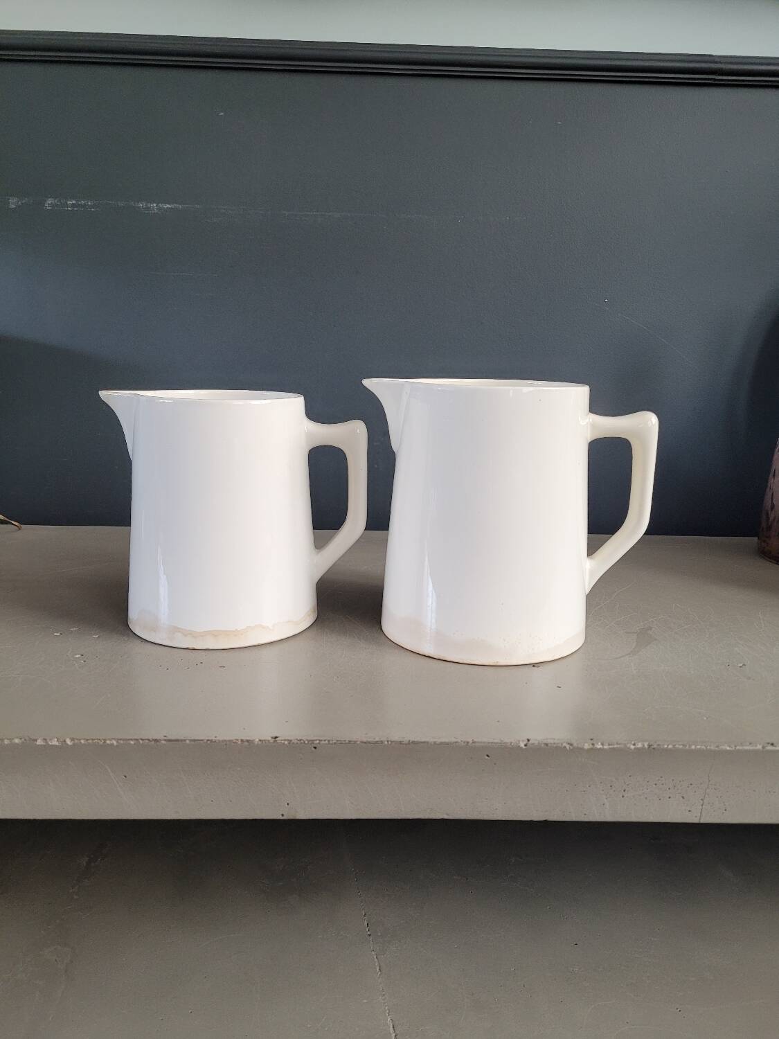 Paire de pichets en porcelaine de Digoin