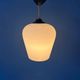 Petite lampe suspendue en verre opalin de style milieu du siècle, en forme de tulipe inversée