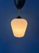 Petite lampe suspendue en verre opalin de style milieu du siècle, en forme de tulipe inversée