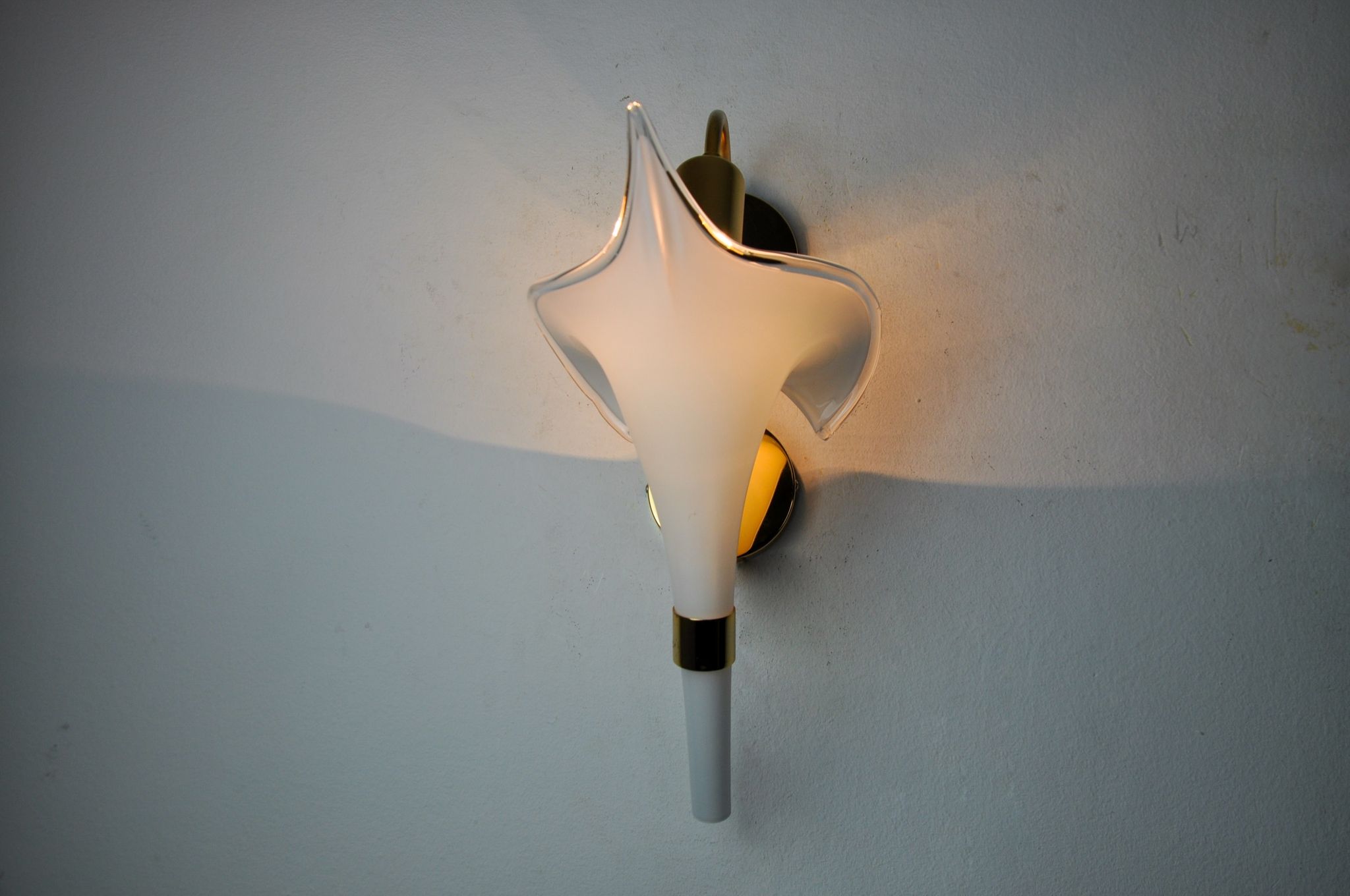 Applique fleur de lys blanche, verre de murano, Italie, 1970