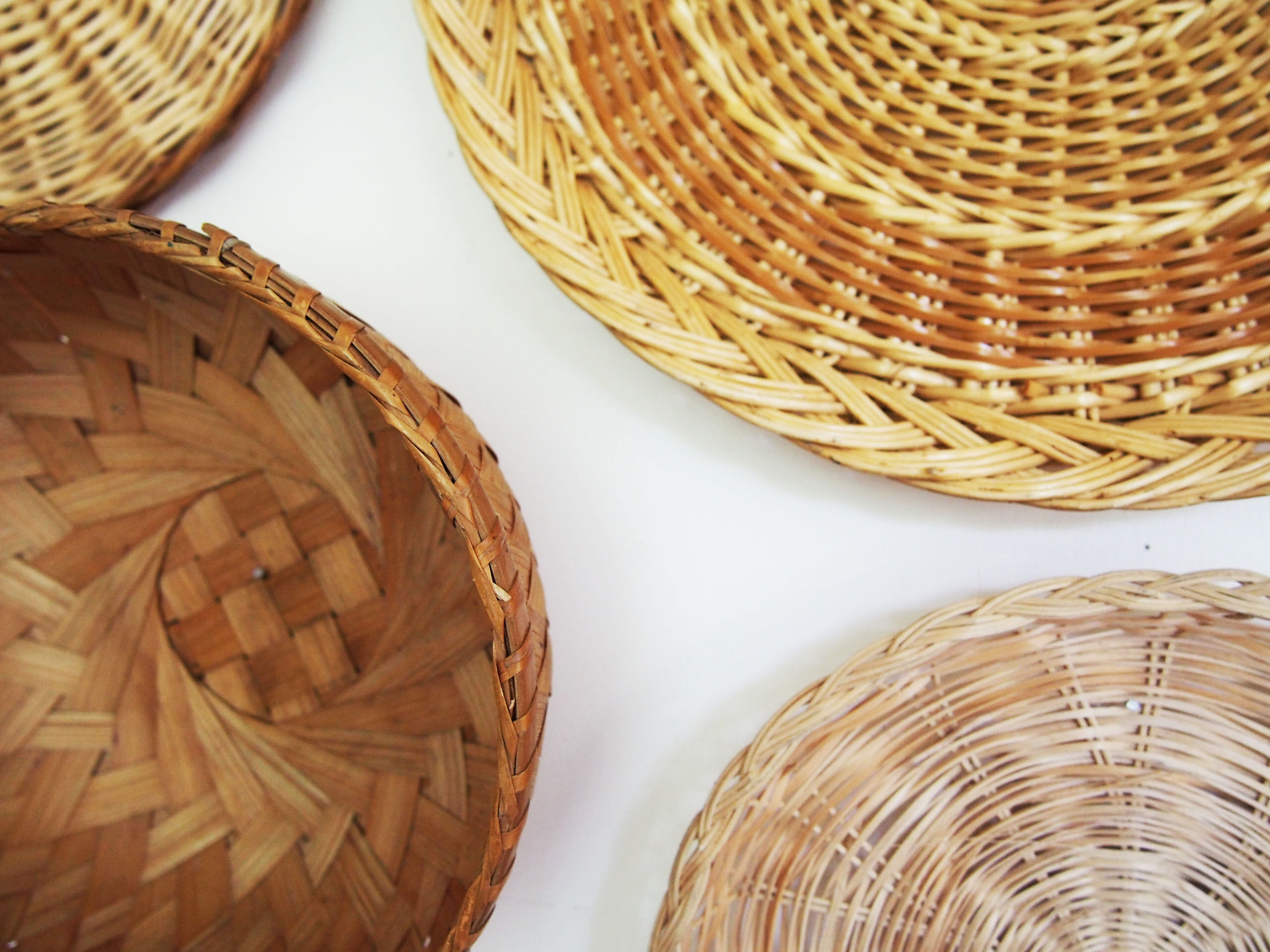 Wall composition of 7 baskets wicker