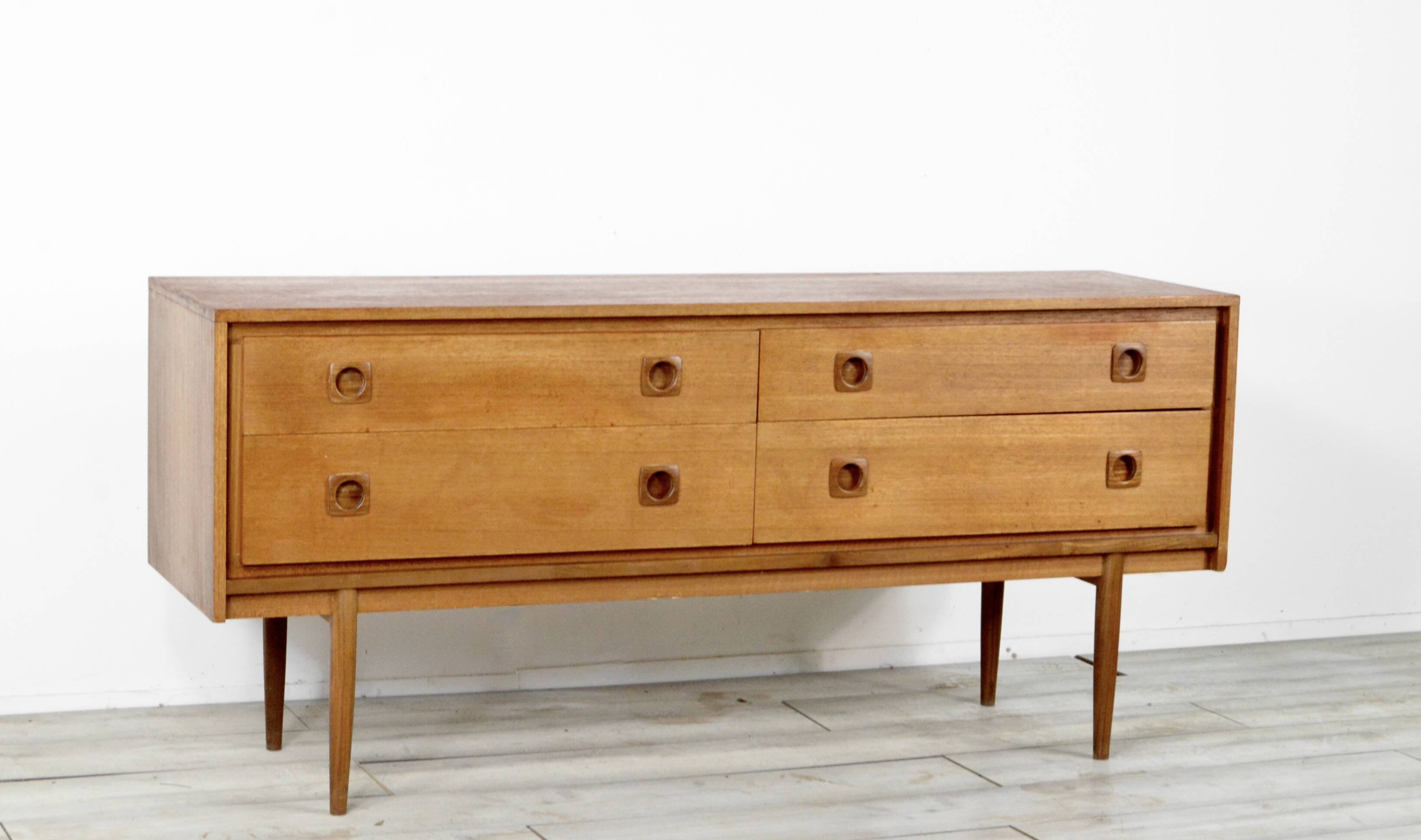 Buffet/commode vintage en teck du milieu du siècle par Wrighton. Style moderne/danois.
