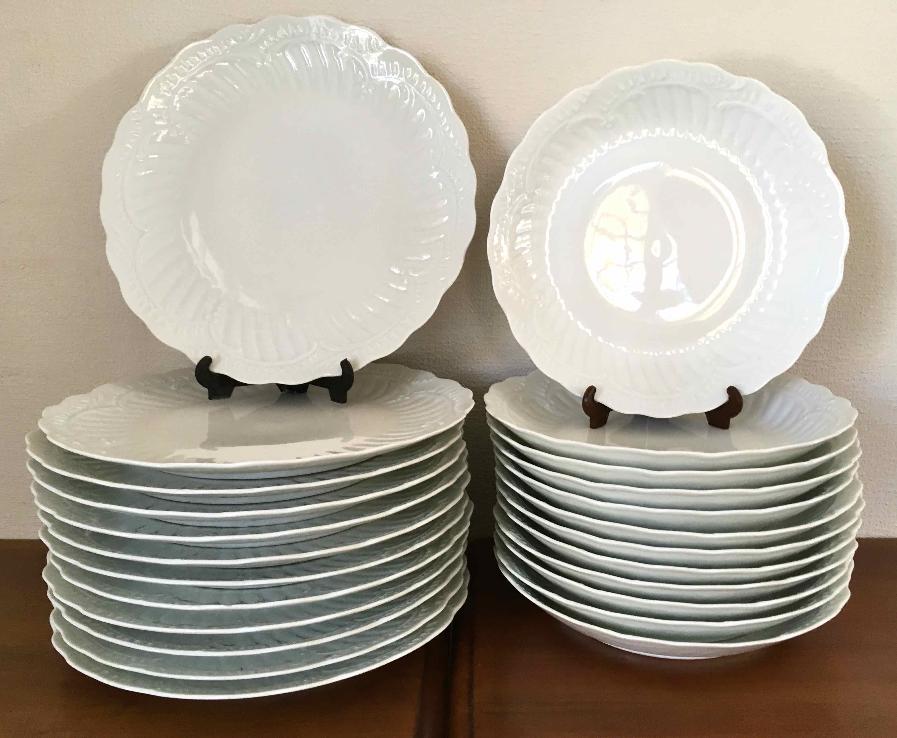 Set de 24 assiettes porcelaine fine de Limoges