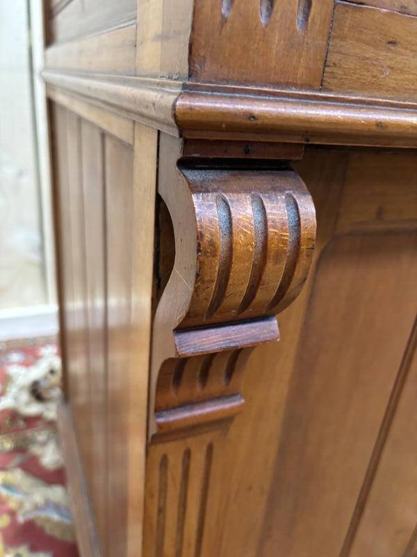 Meuble de toilette en noyer et marbre de carrare