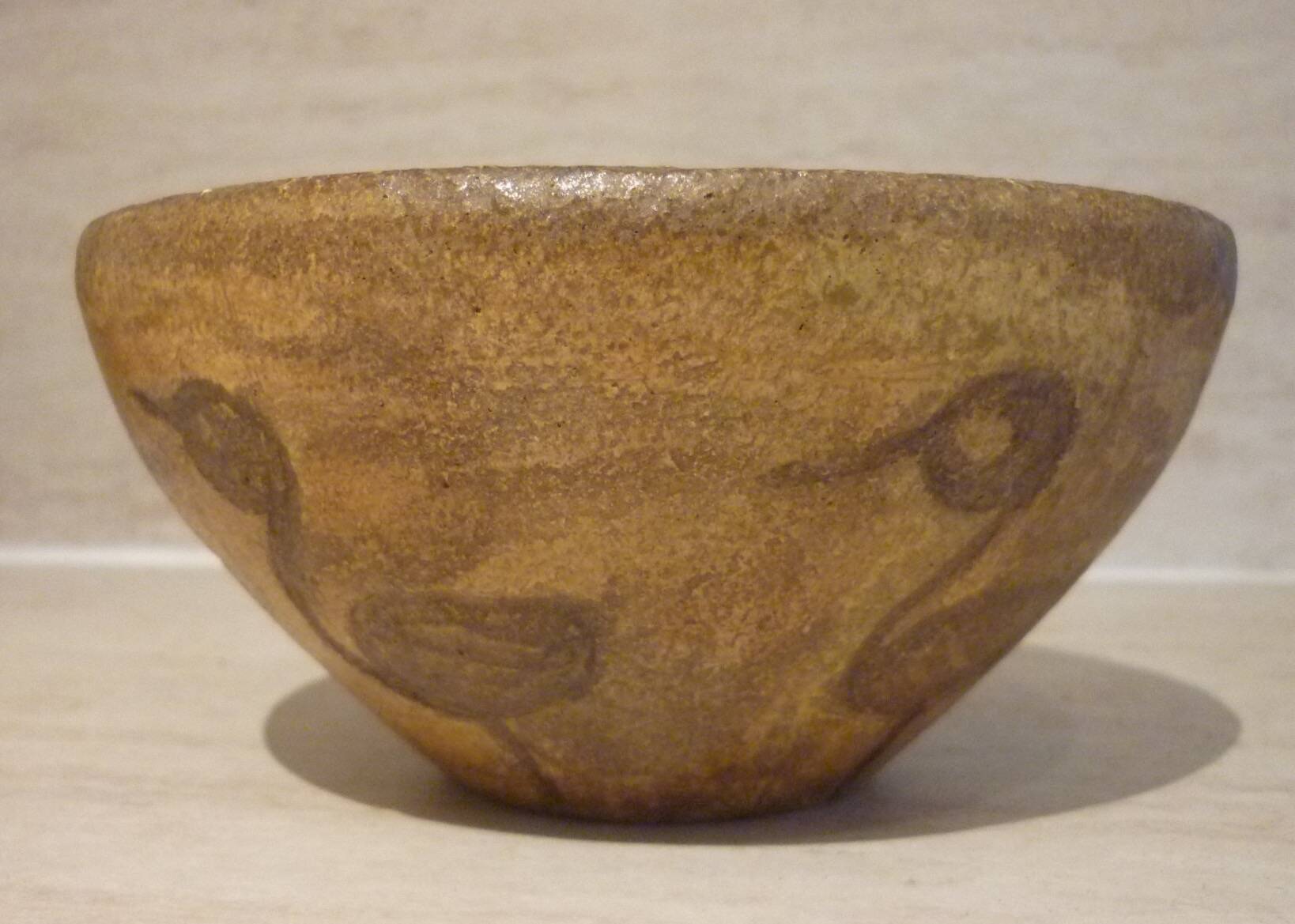 Chamotte clay bowl with bird decoration