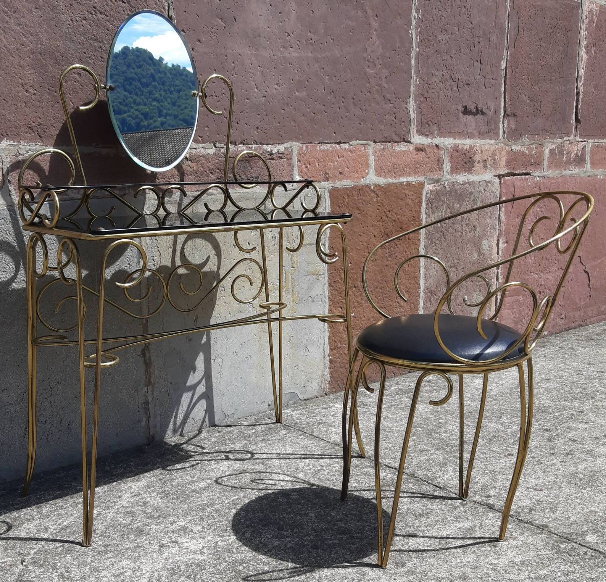 Coiffeuse et chaise en métal doré et opaline.