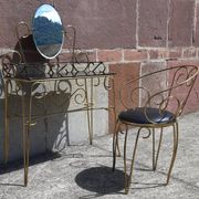 Coiffeuse et chaise en métal doré et opaline.