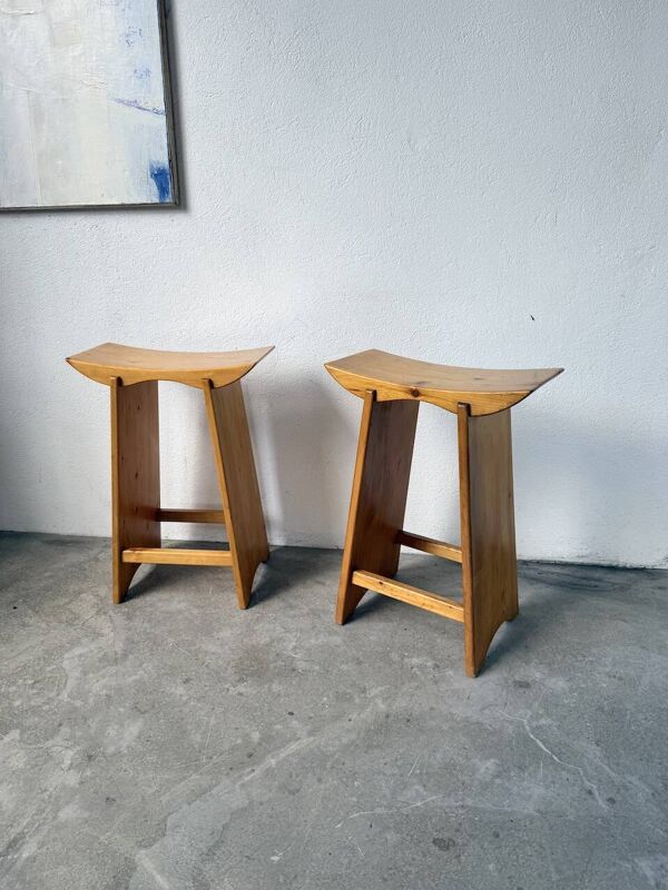 Tabourets scandinaves en pin d’inspiration japonaise
