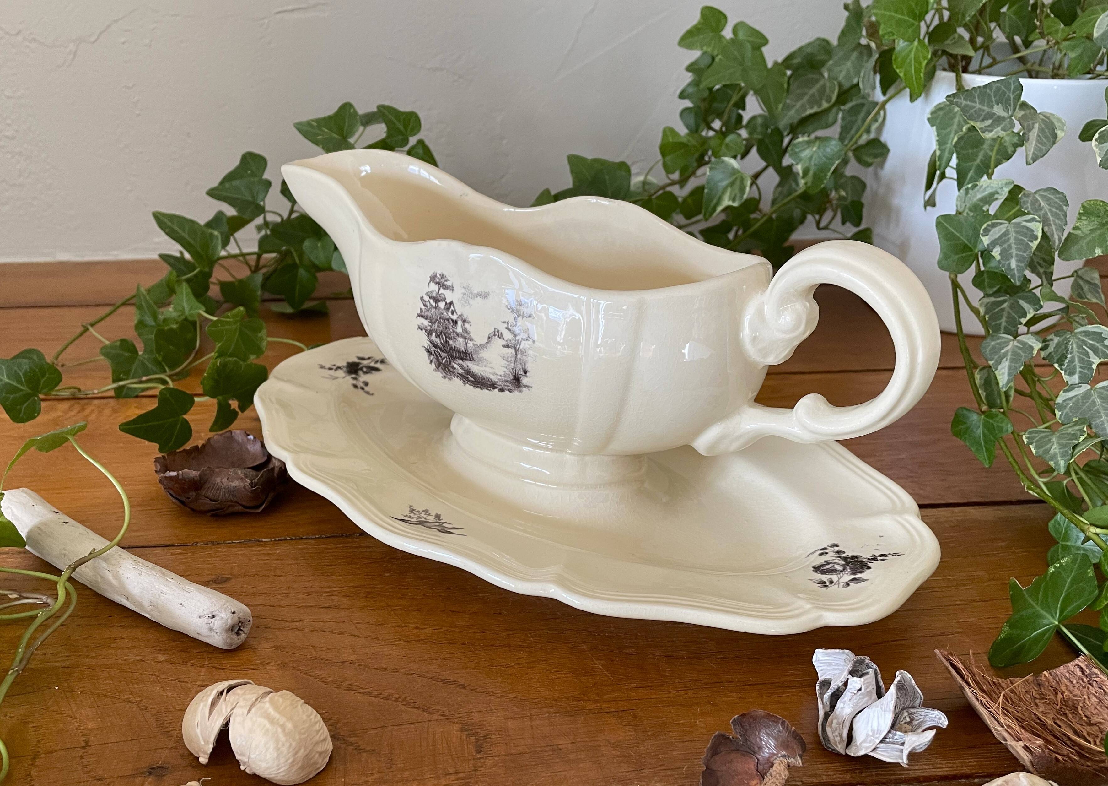 Antique sauce boat in Sarreguemines earthenware.