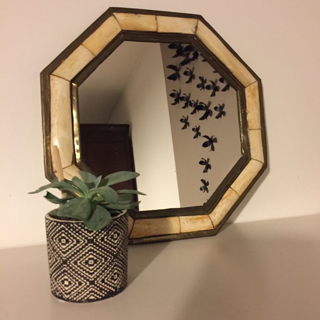 Octagonal brass mirror and veined beige bovine horn 29x29cm