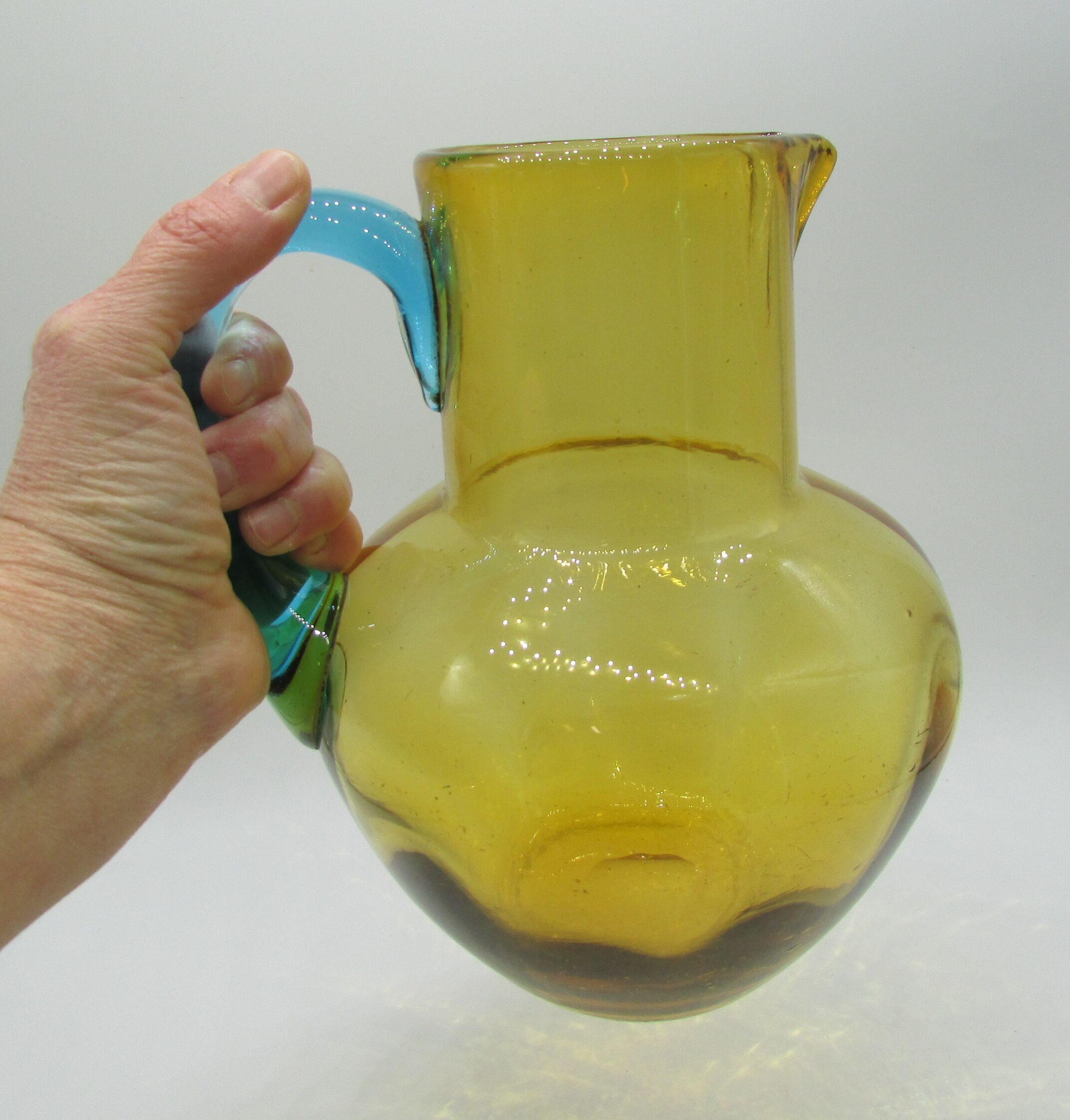 Pichet à eau George Sand verre soufflé ambre et bleu