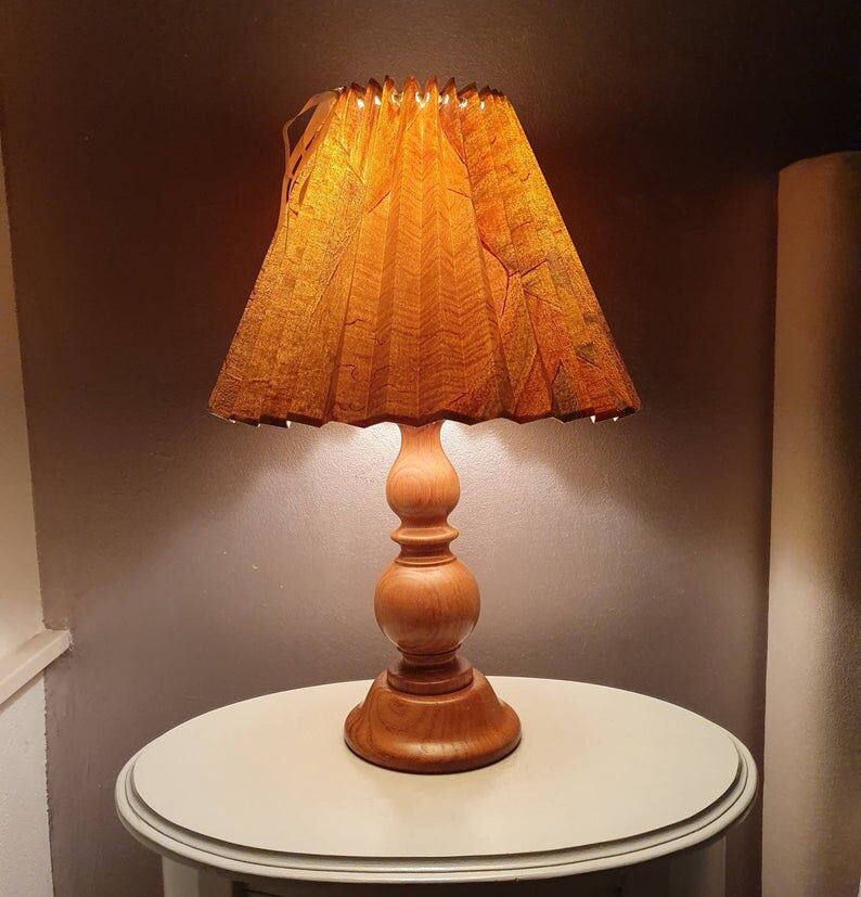 Wooden table lamp with 80s fabric blind