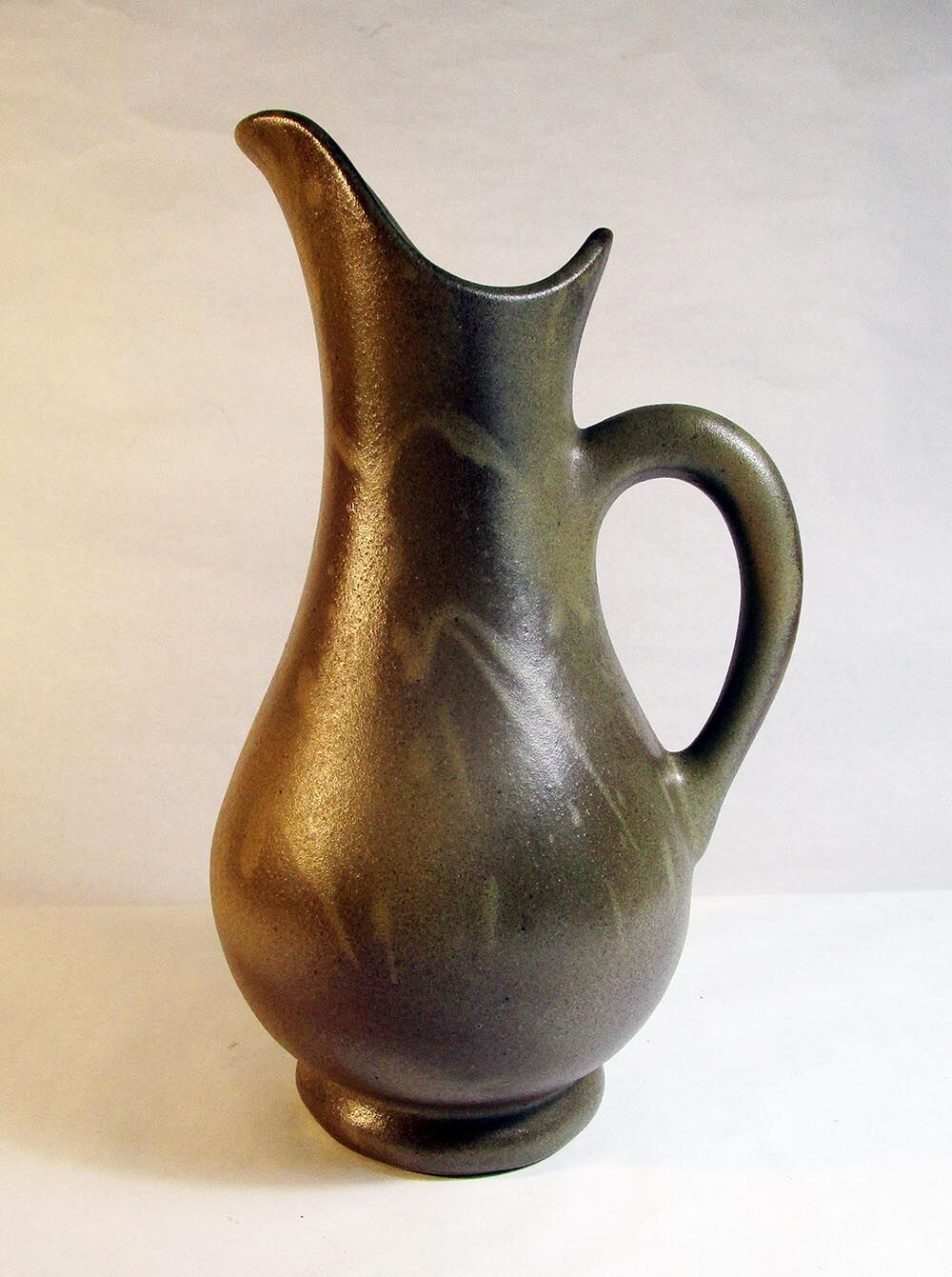 Pitcher jug in brown sandstone