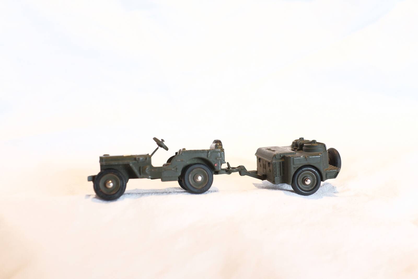 Little Jeep 80b + Marion 823 kitchen from Dinky Toys