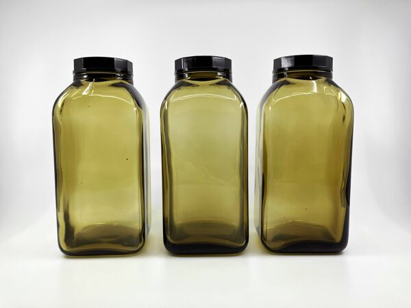 3 bouteilles de pharmacie en verre ambré moulé • bouchons bakélite • 1950