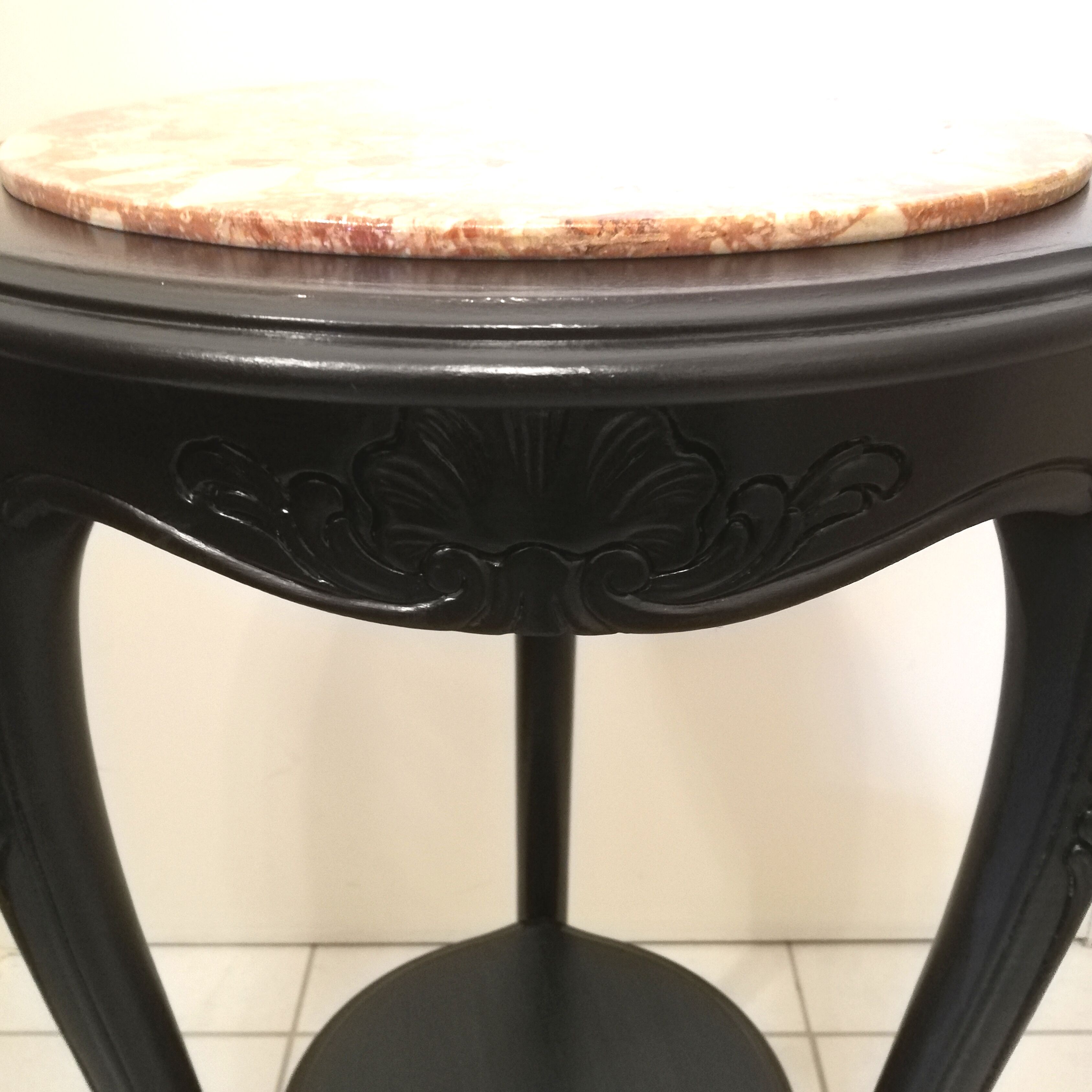 Gueridon black laqué jumps and pink marble top