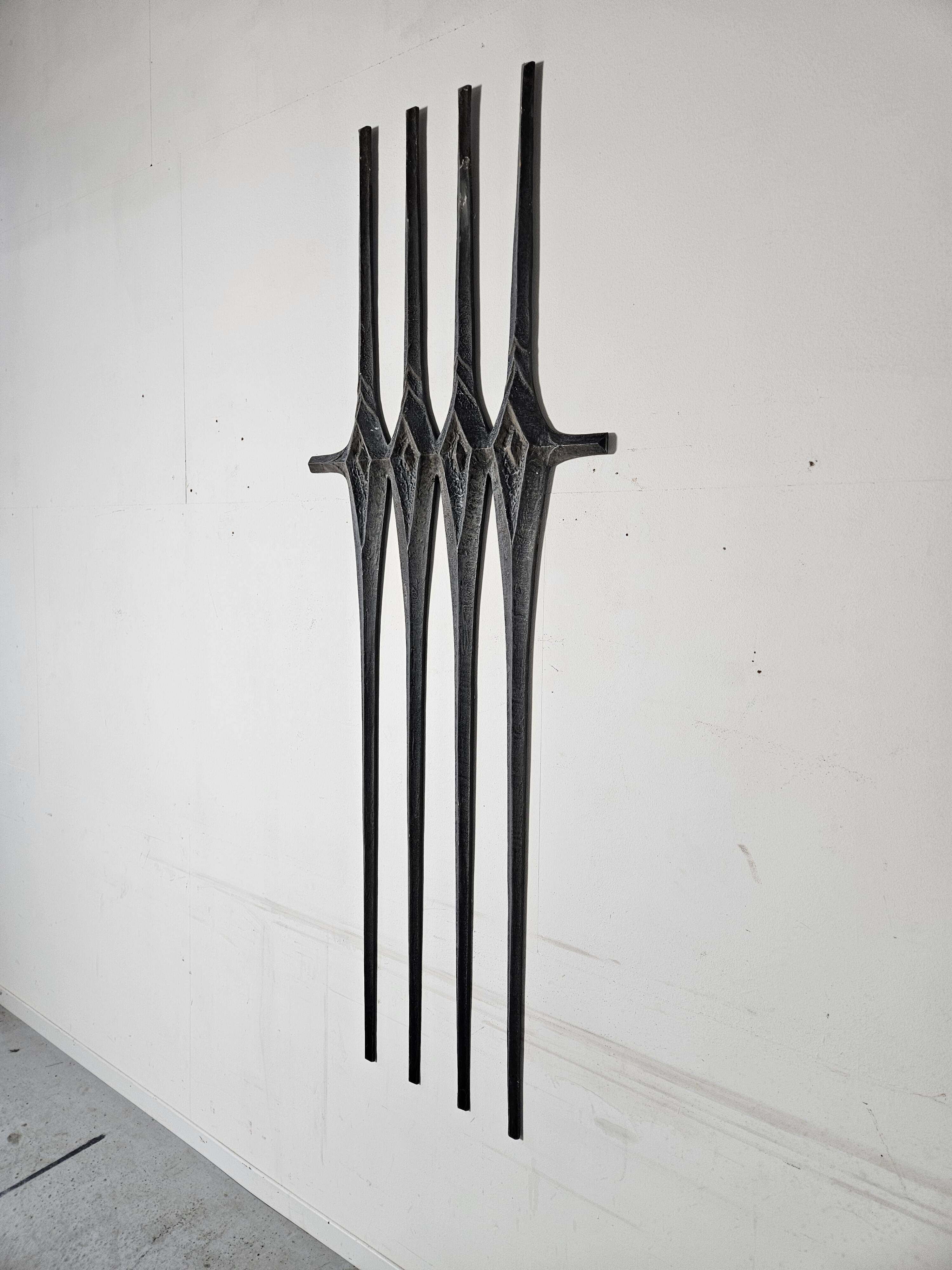 Brutalist wall decoration sculpture from the 1970s in aluminium cast.