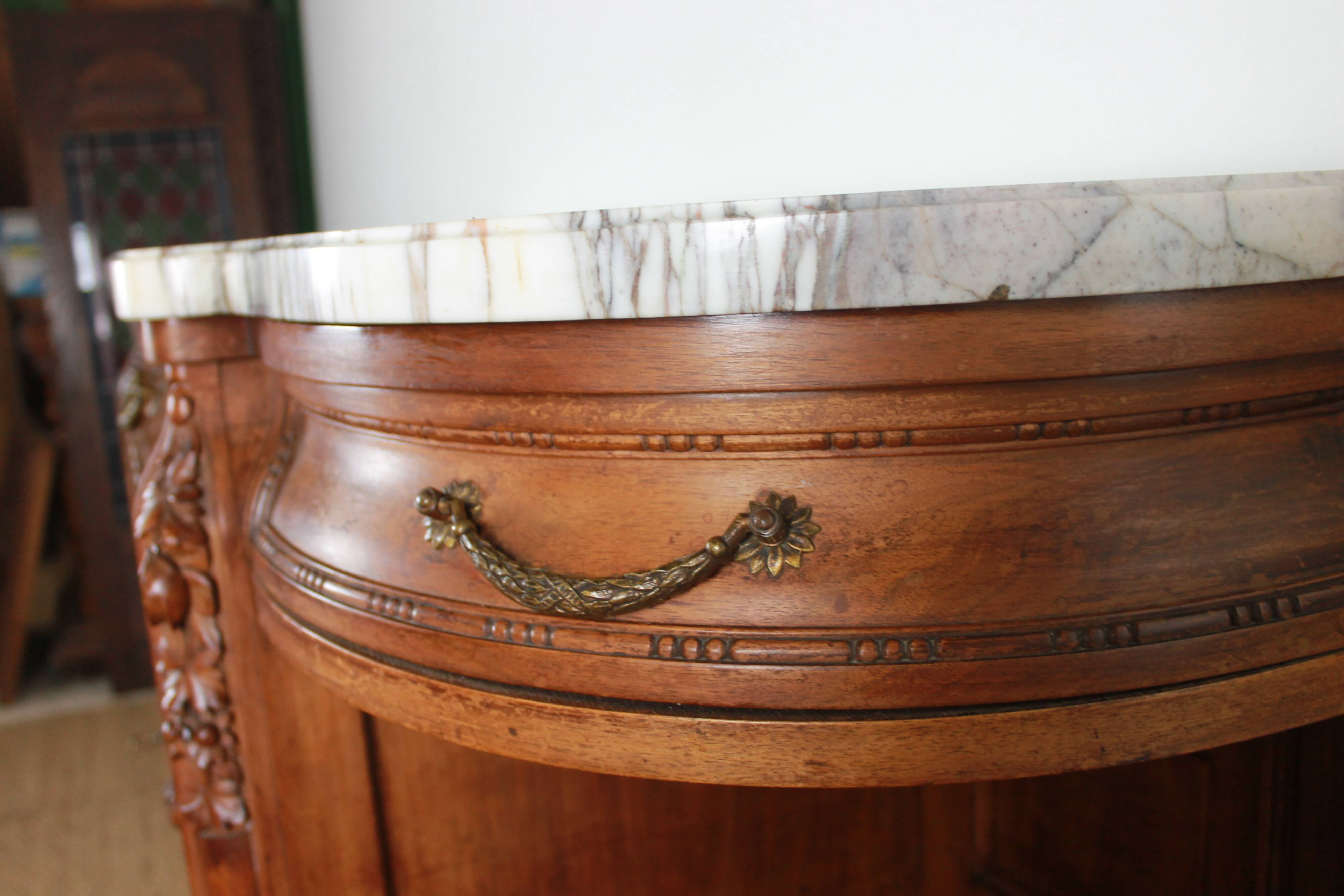 Half-moon shaped serving trolley