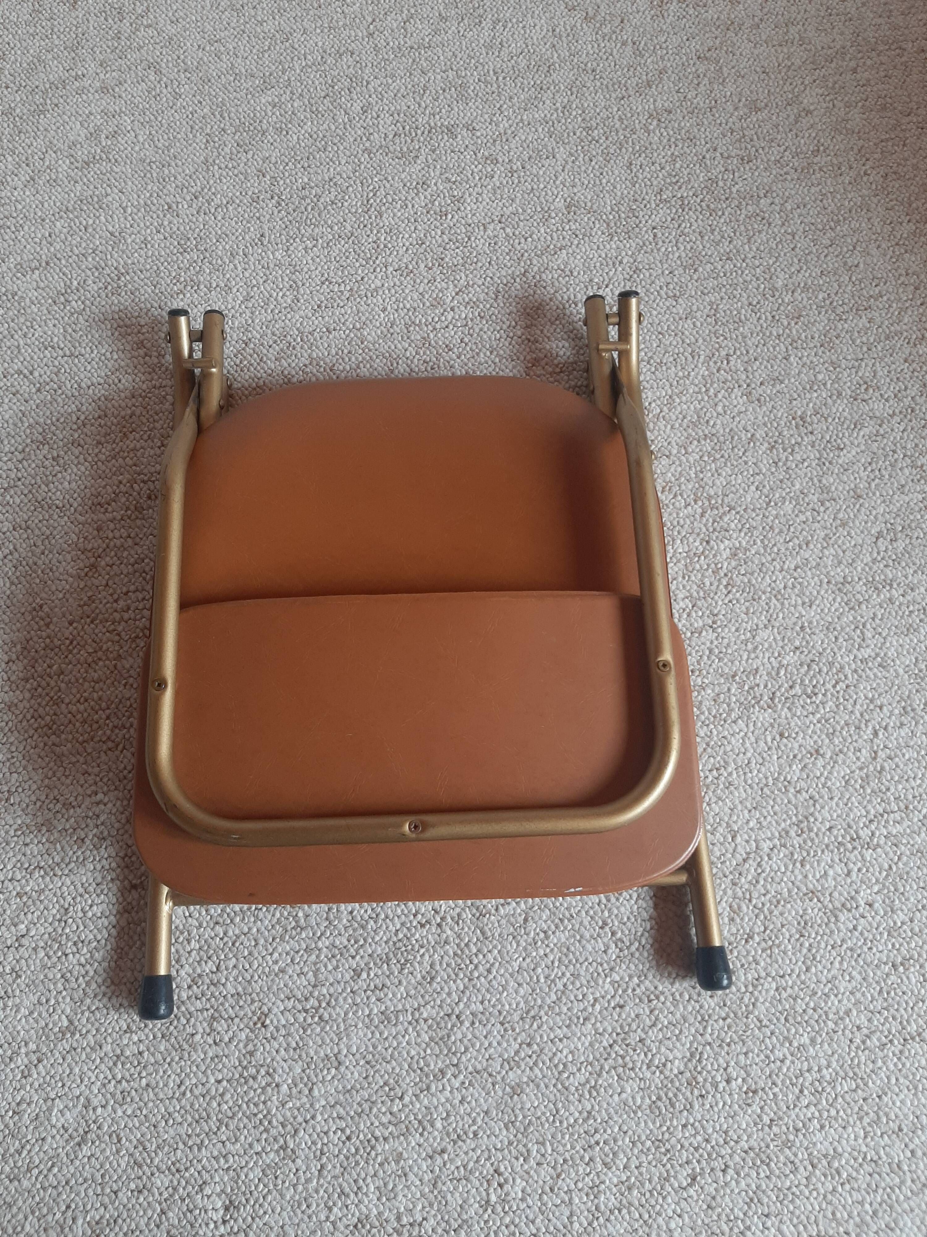 Chaise pliante structure tube et simili cuir