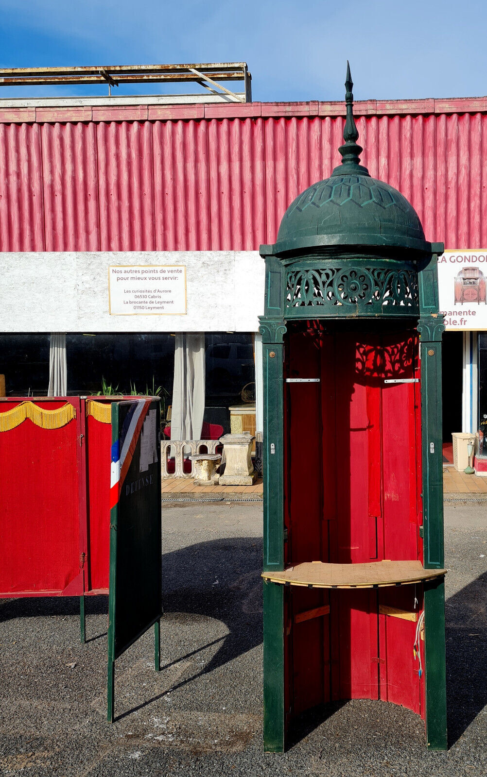 Public edicule made in sets for a former theater of Franche Comté