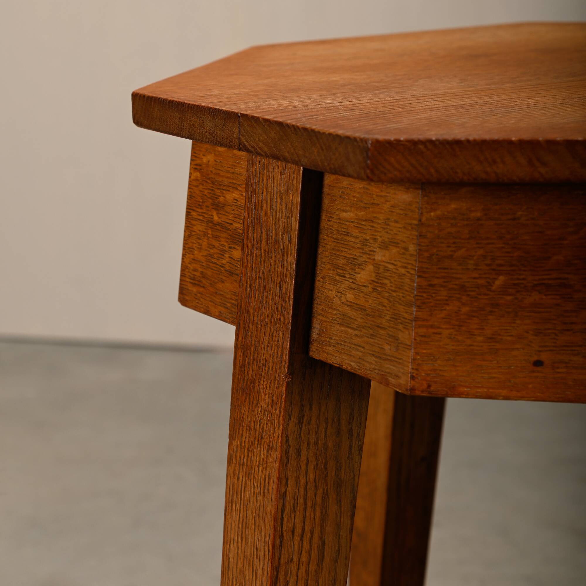 Table d'appoint octogonale en chêne de l'École de La Haye Art Déco architecturale