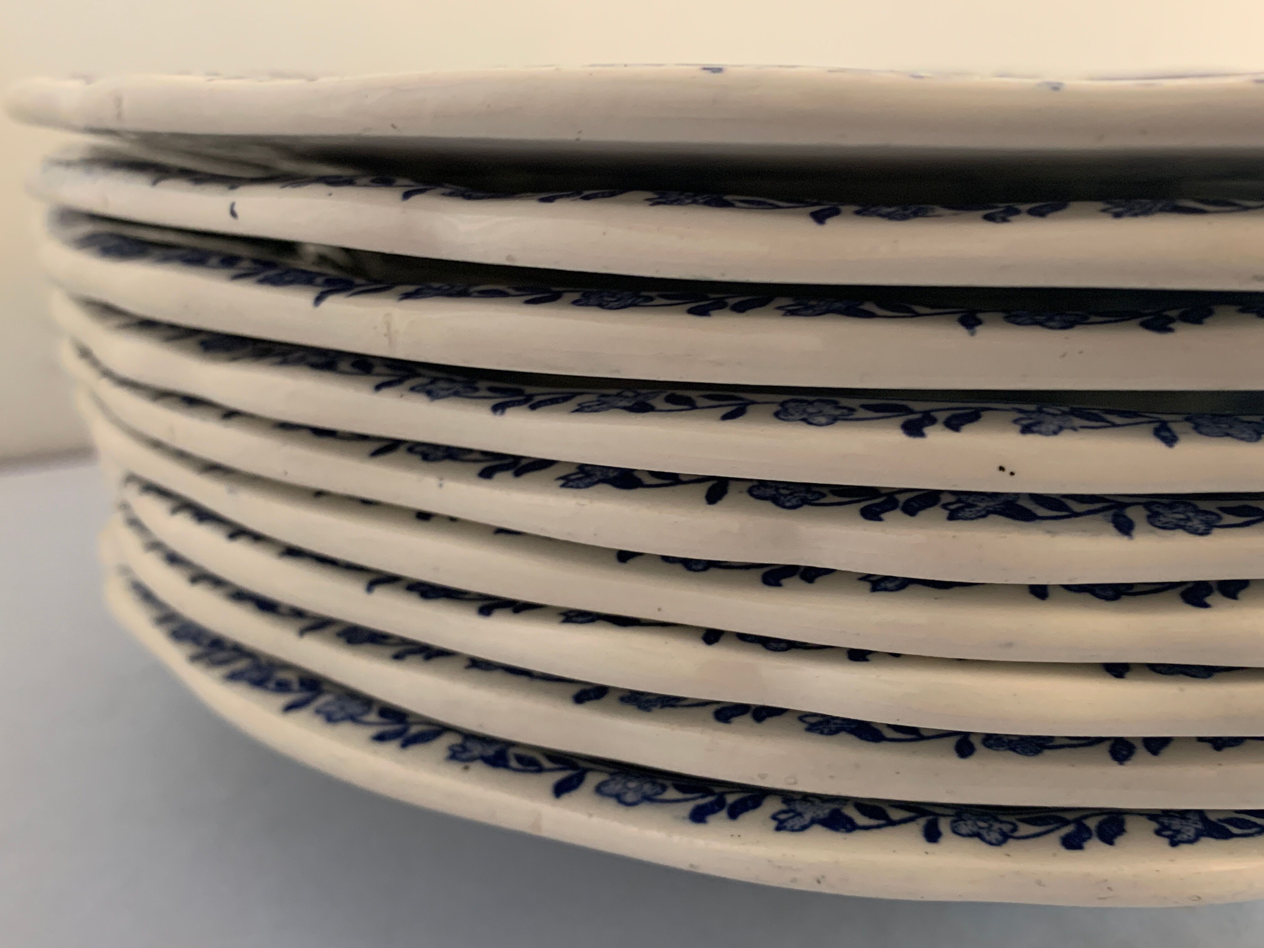 9 assiettes creuses en faïence bleue et blanche de Gien, 1960