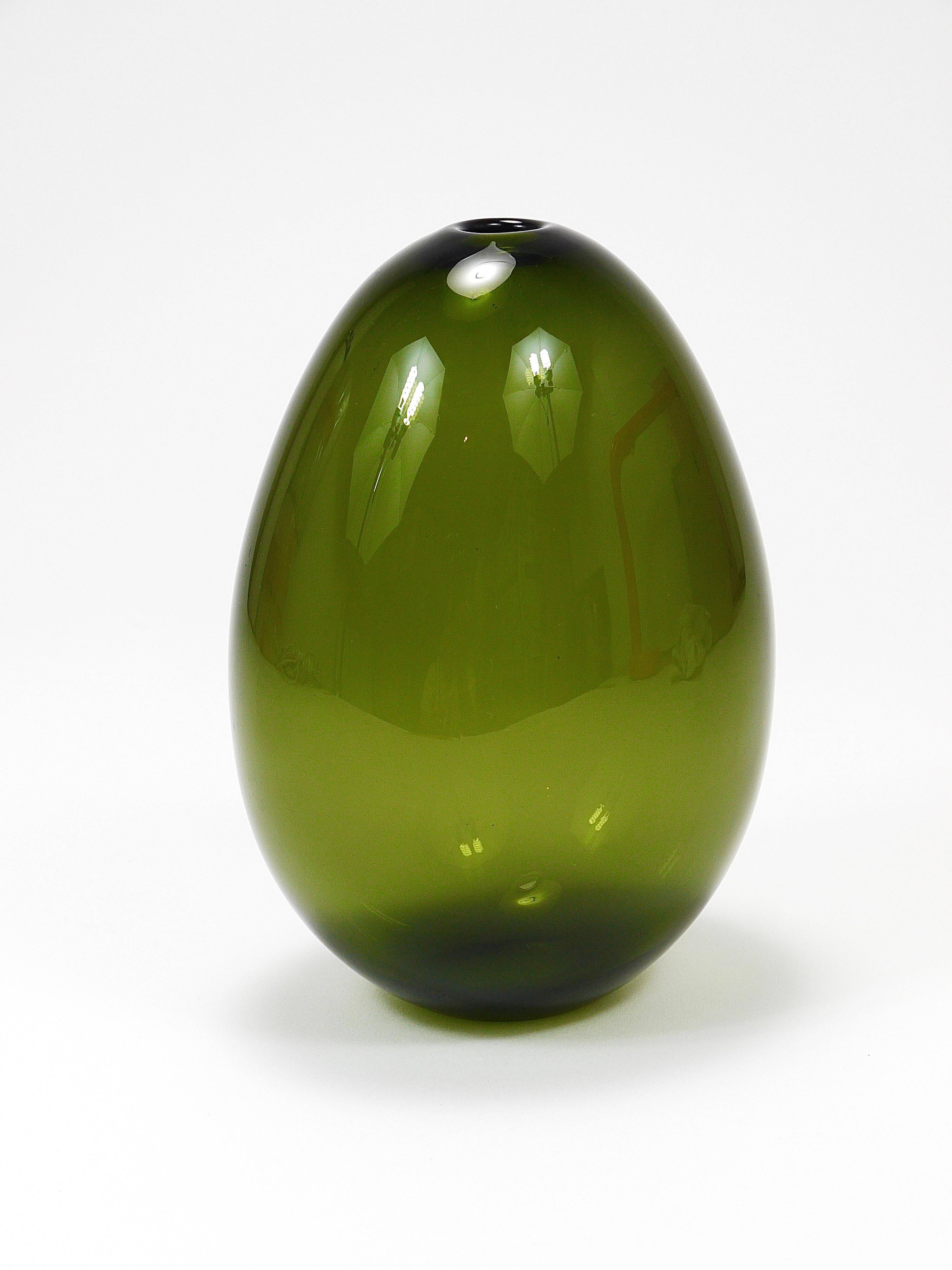 Art glass vase Saippuakupla green soap by Kaj Franck, Nuutajärvi Finland.