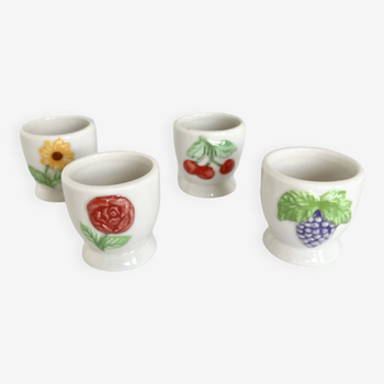 Quatre coquetiers vintage barbotine motifs fleurs et fruits porcelaine blanche