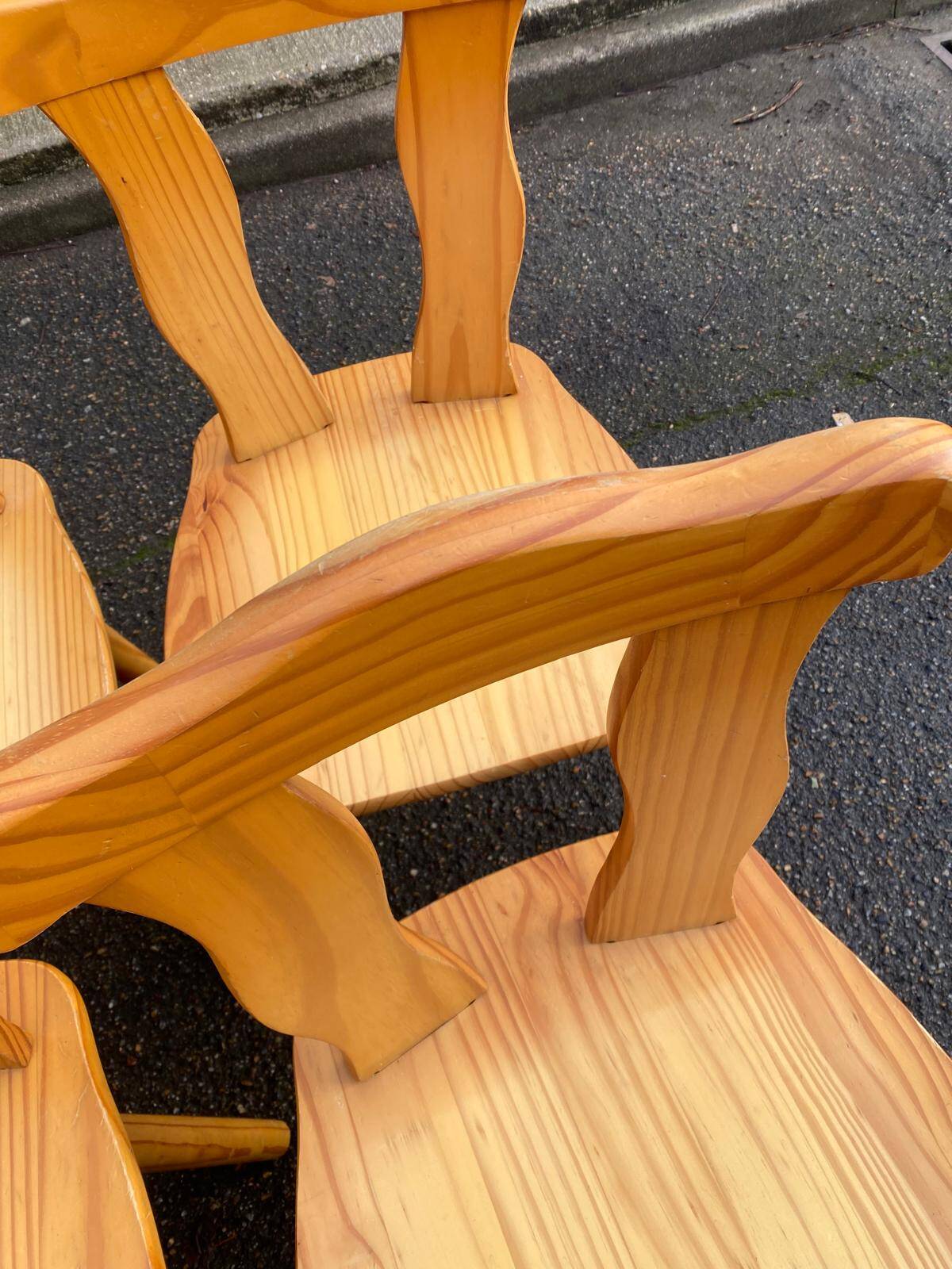 4 rounded Scandinavian dining chairs in solid pine from the 1980s.