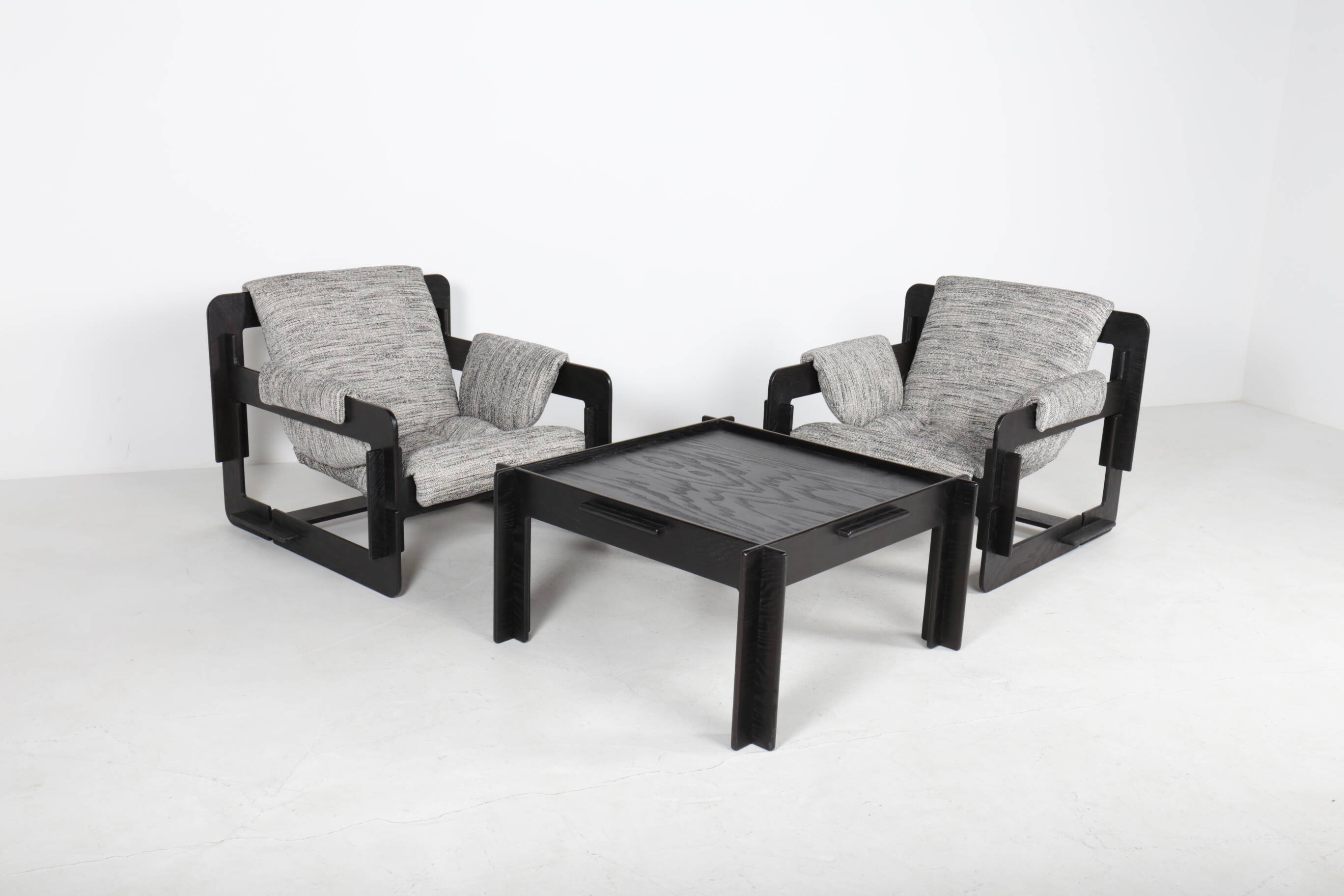 Pair of armchairs and coffee table Rover by Arne Jacobsen, 1968