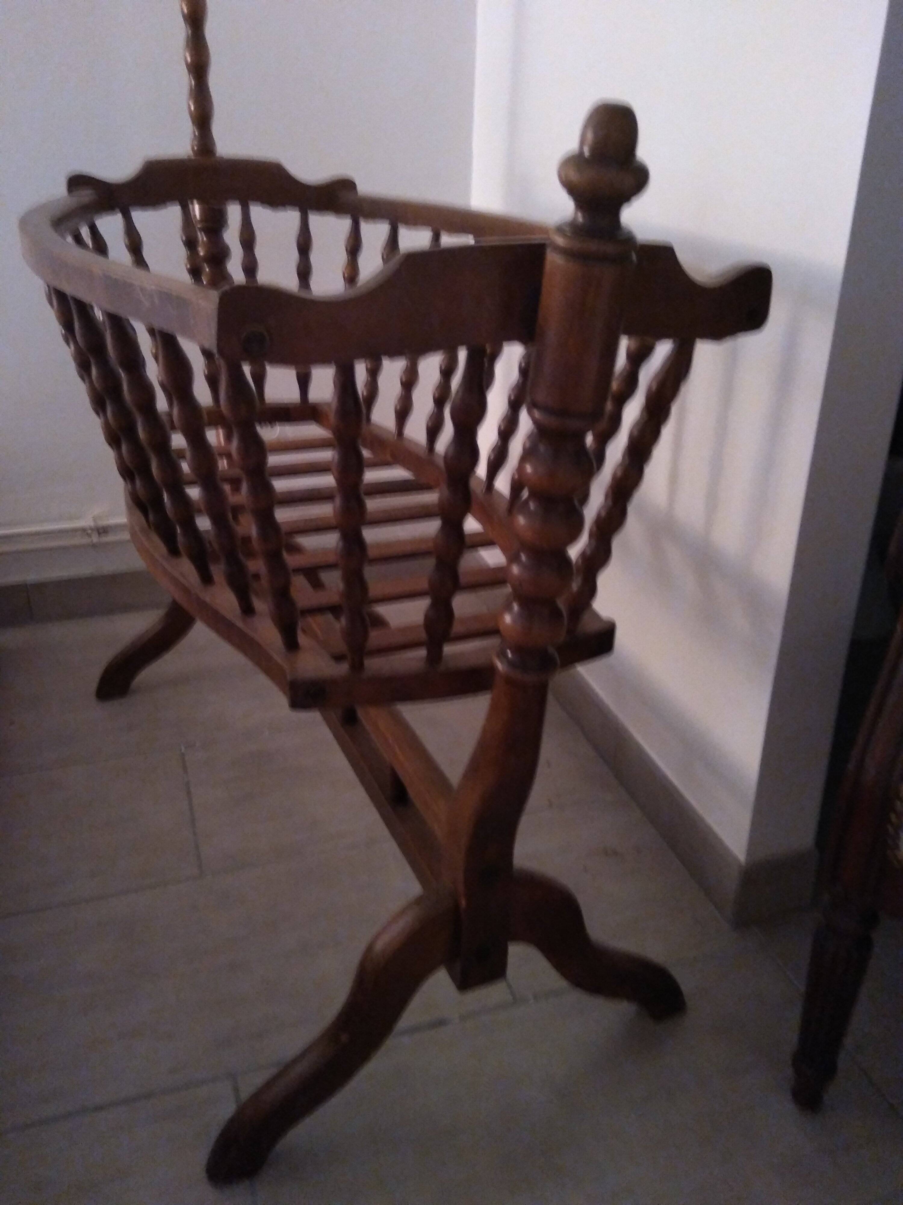 Antique swan neck cradle in very good condition.