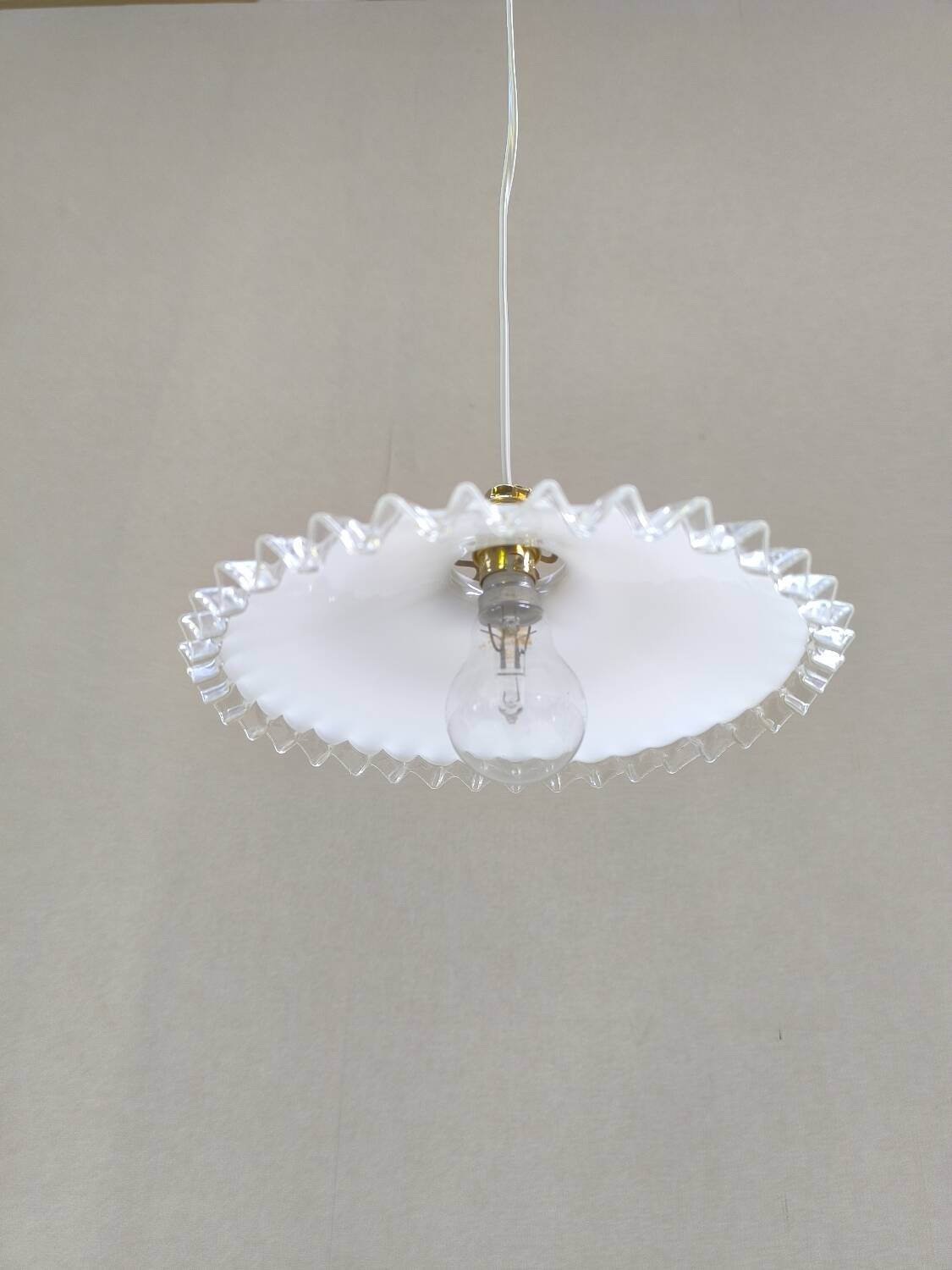 Notched opaline suspension