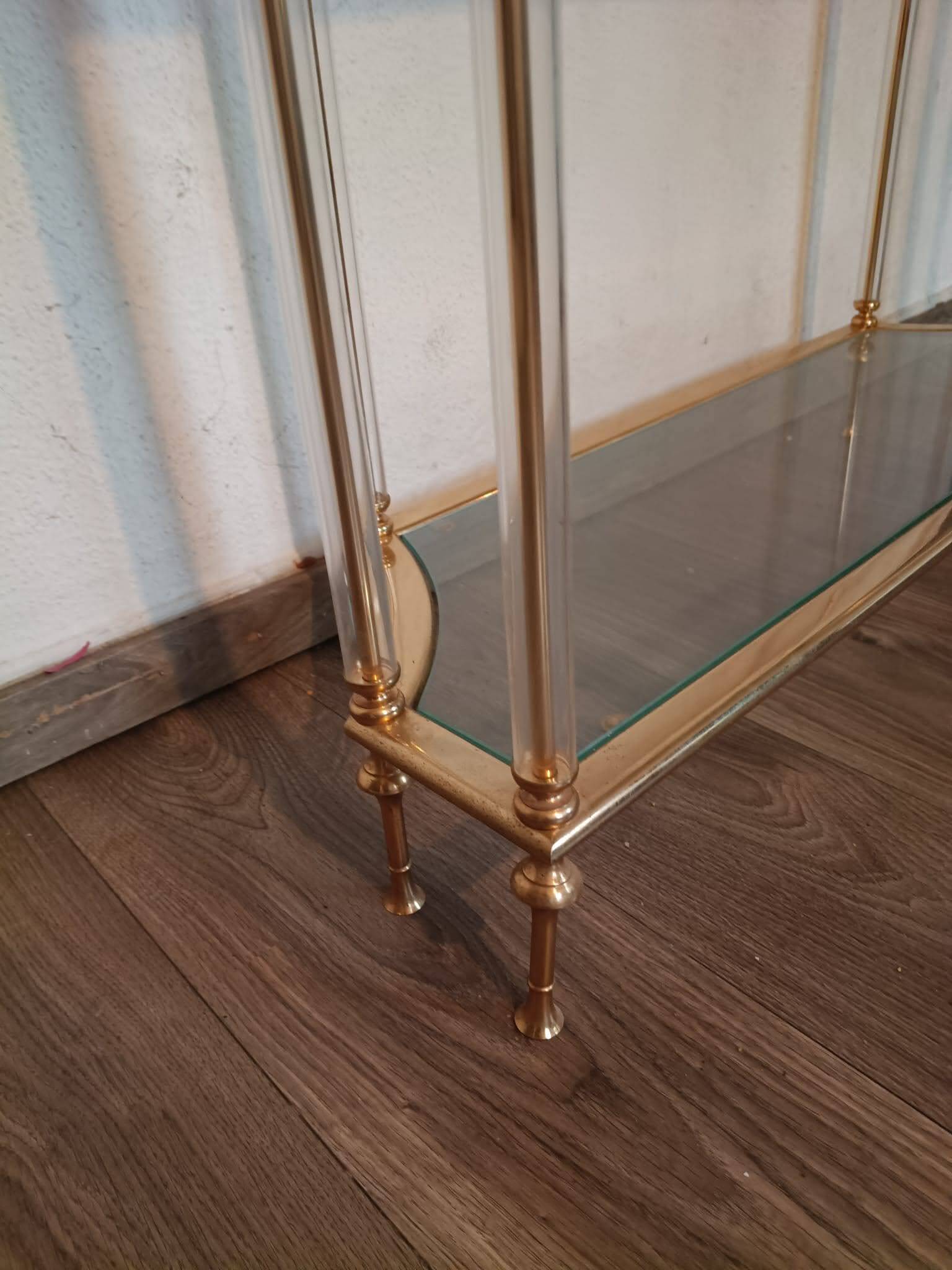 Console "Hollywood Regency" en laiton, plexiglas et verre, circa 1970