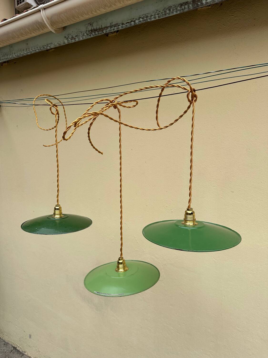 Lot of 3 vintage enamelled sheet metal lampshade pendants, industrial retro farmhouse