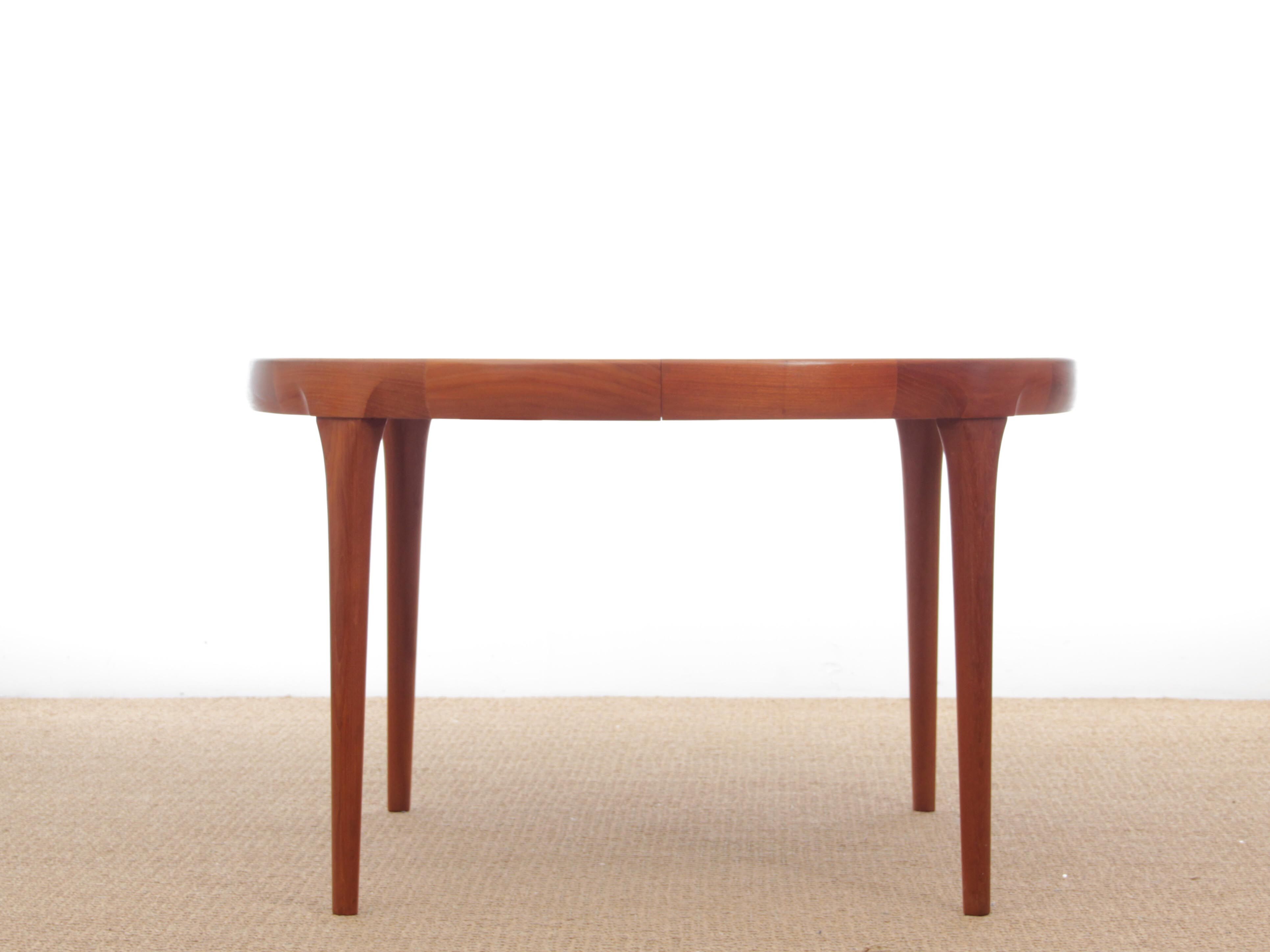 Round teak dining table, 4/10 people.