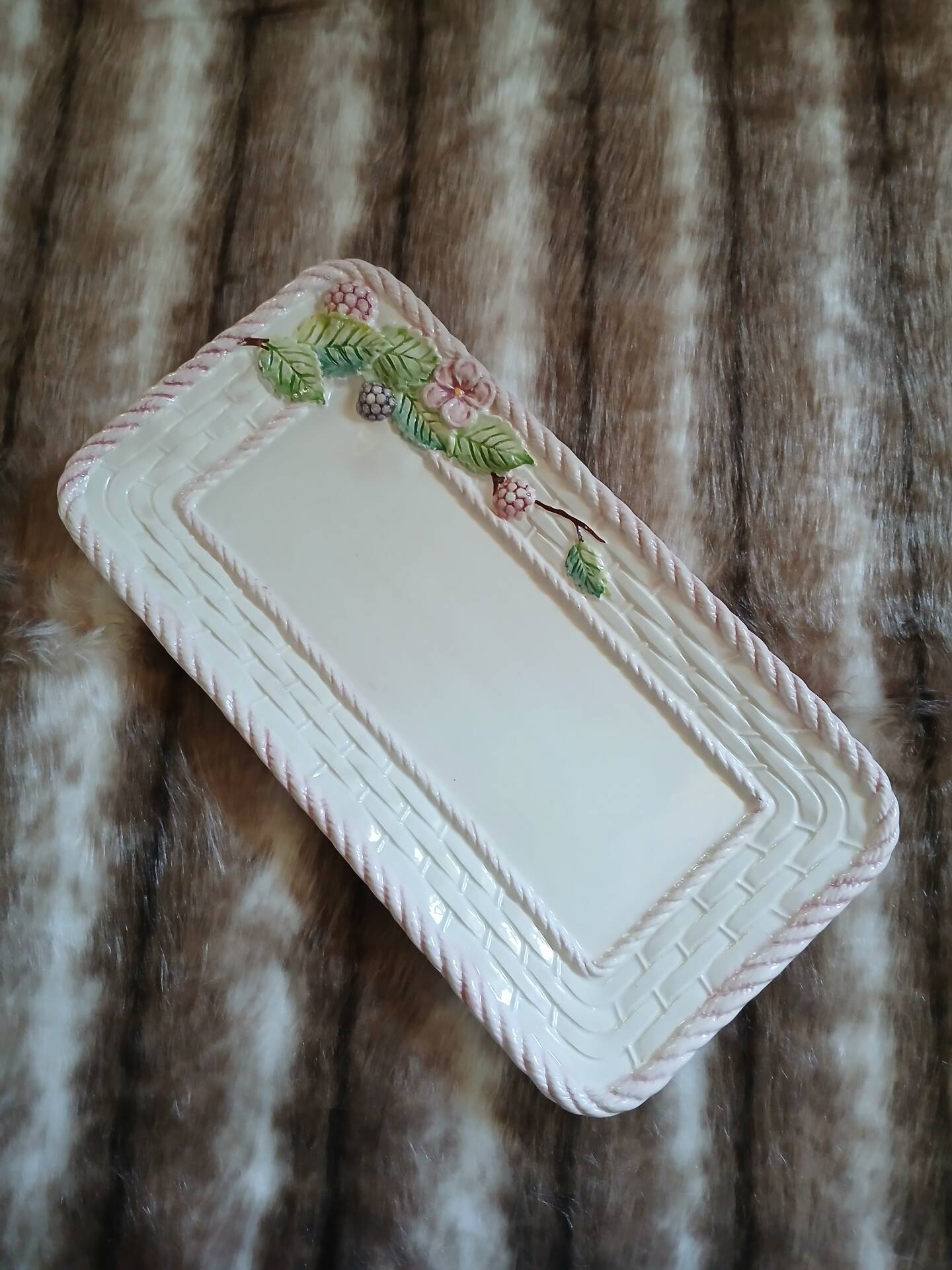 Plat à cake ancien en barbotine