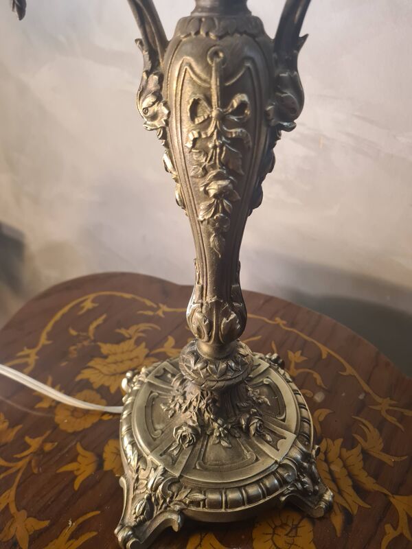 lampe bronze rocaille ancien 19e  avec jolie abat jour verre souder plomb s