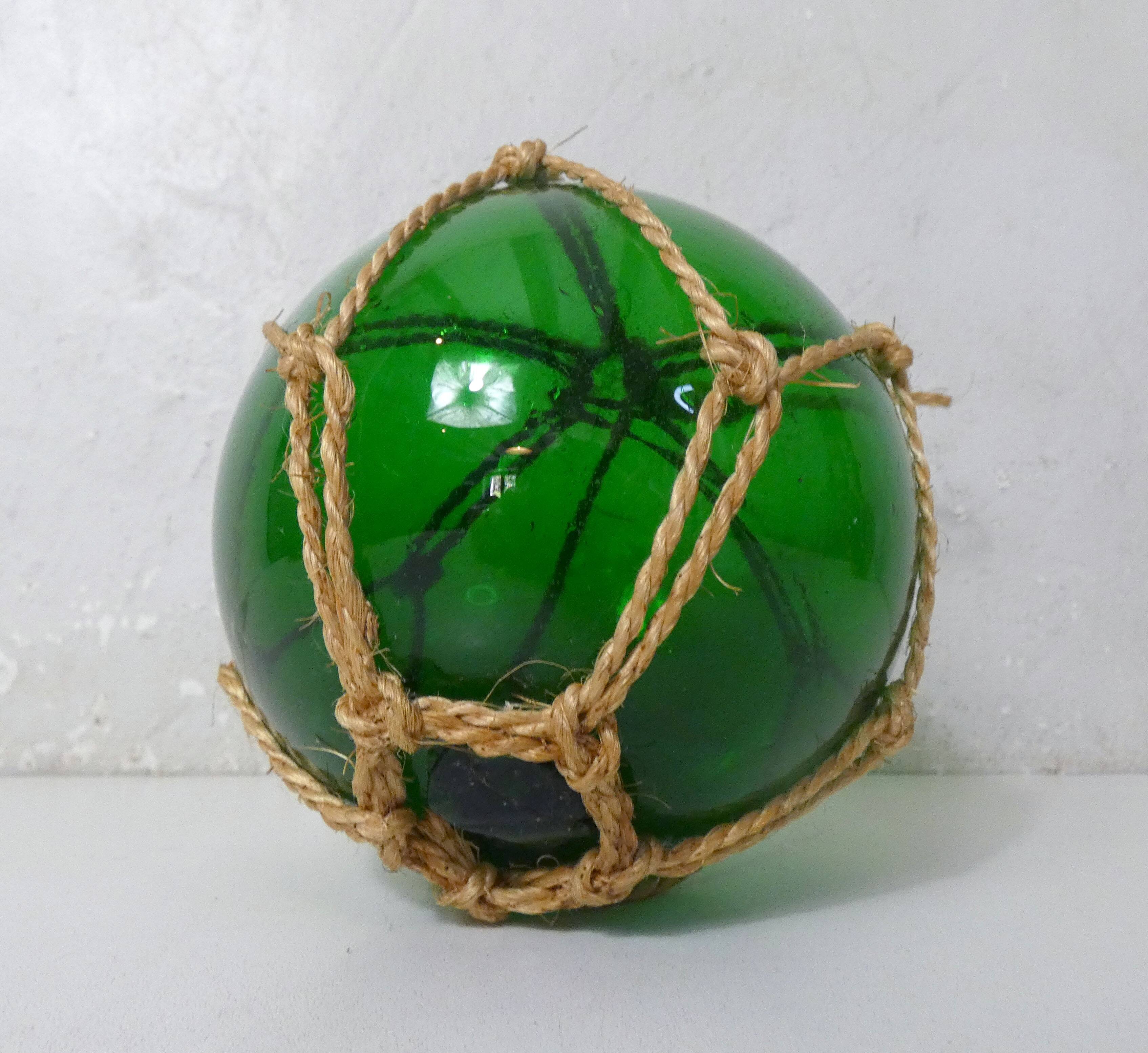 Boule, flotteur en verre vert vintage