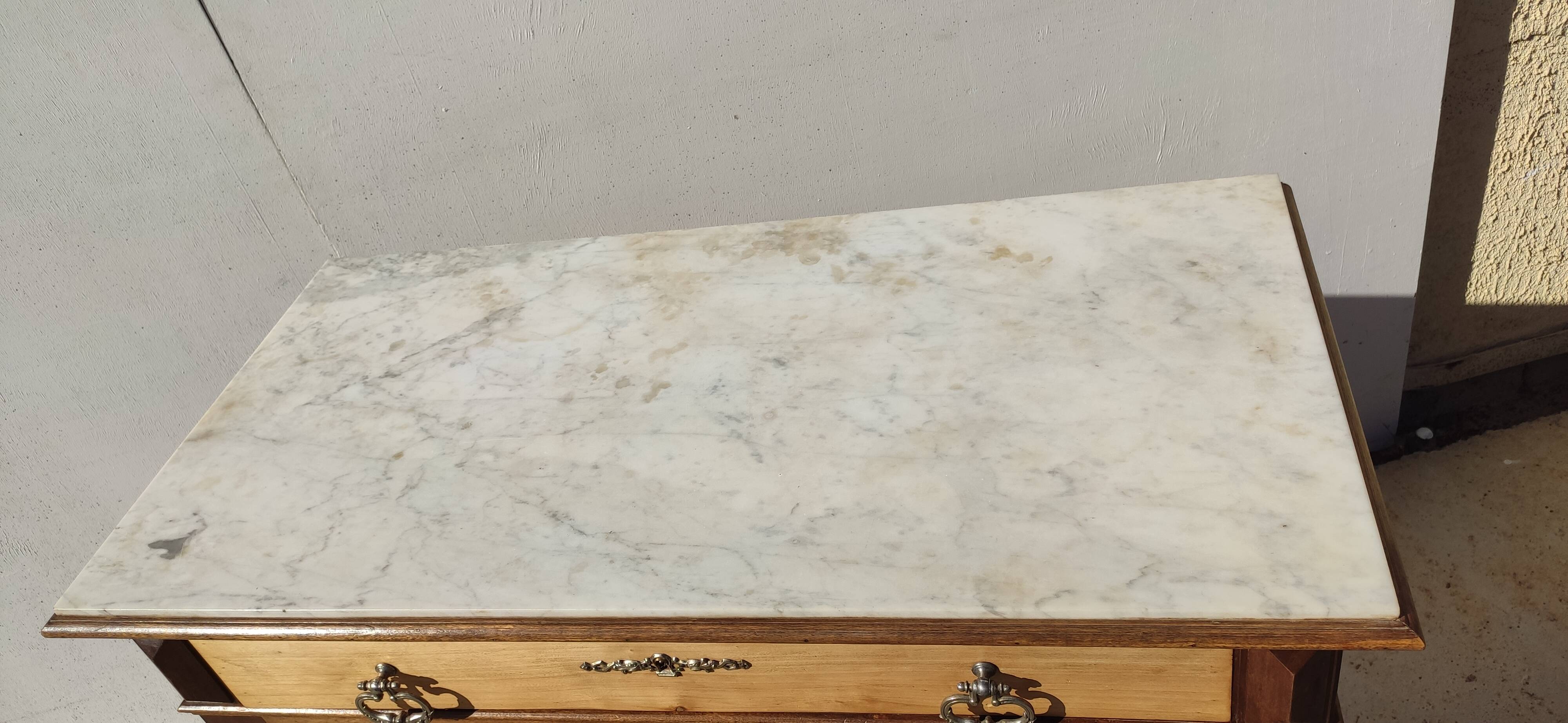 Grande commode ancienne avec dessus en marbre blanc