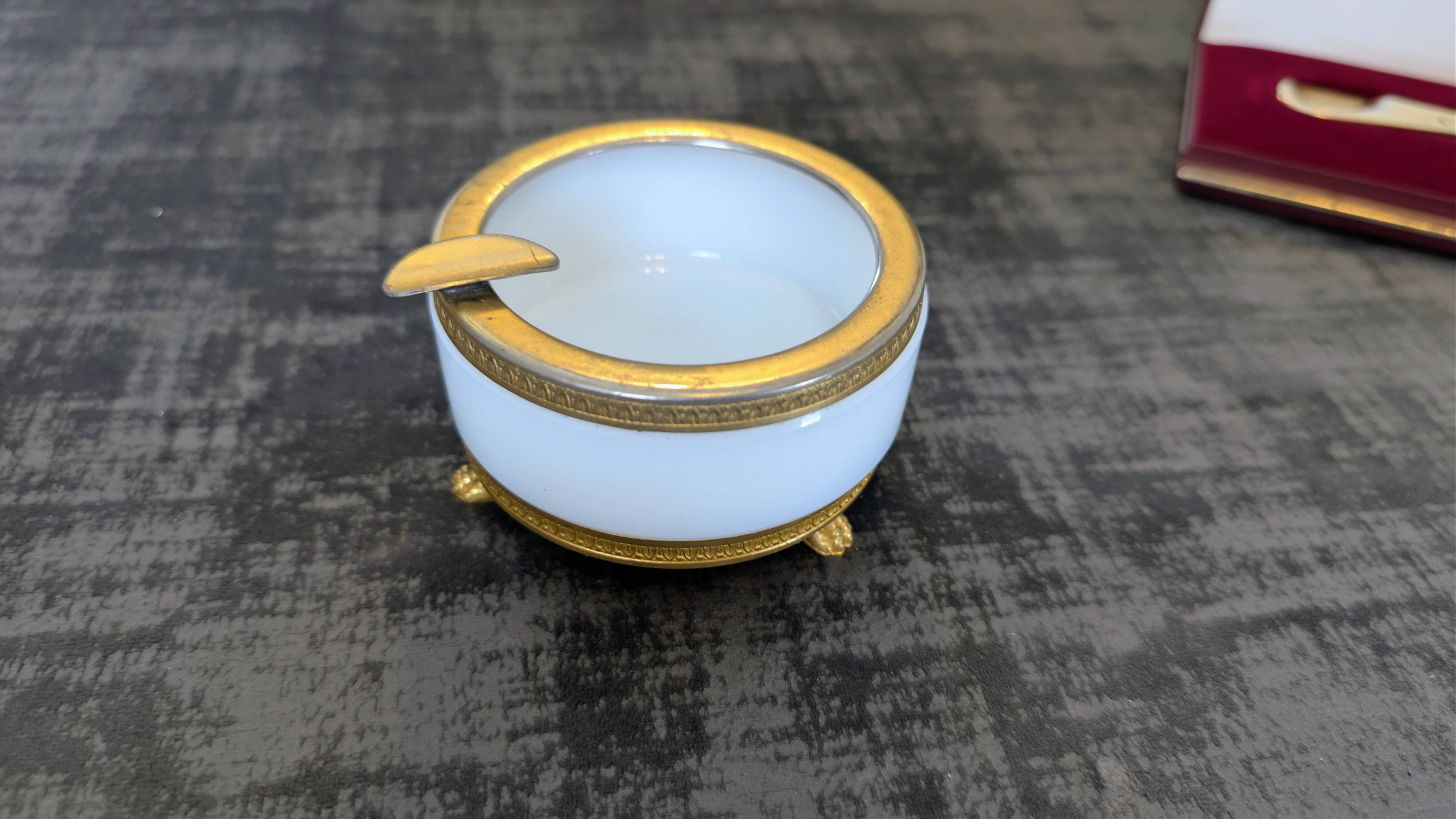Antique ashtray in white opaline and brass, neoclassical style.
