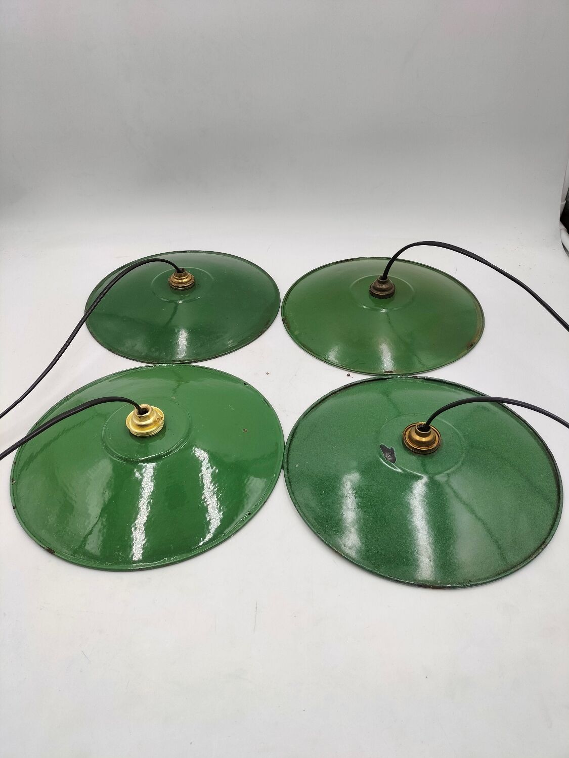 4 suspensions en tôles émaillées