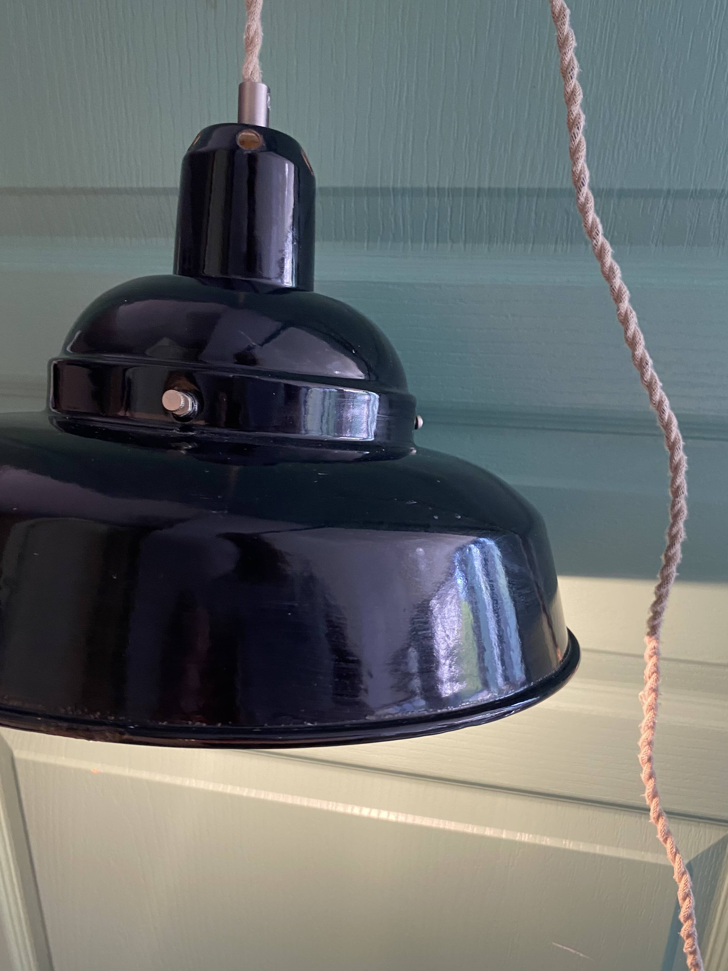 Enamelled sheet metal pendant light, fabric cable