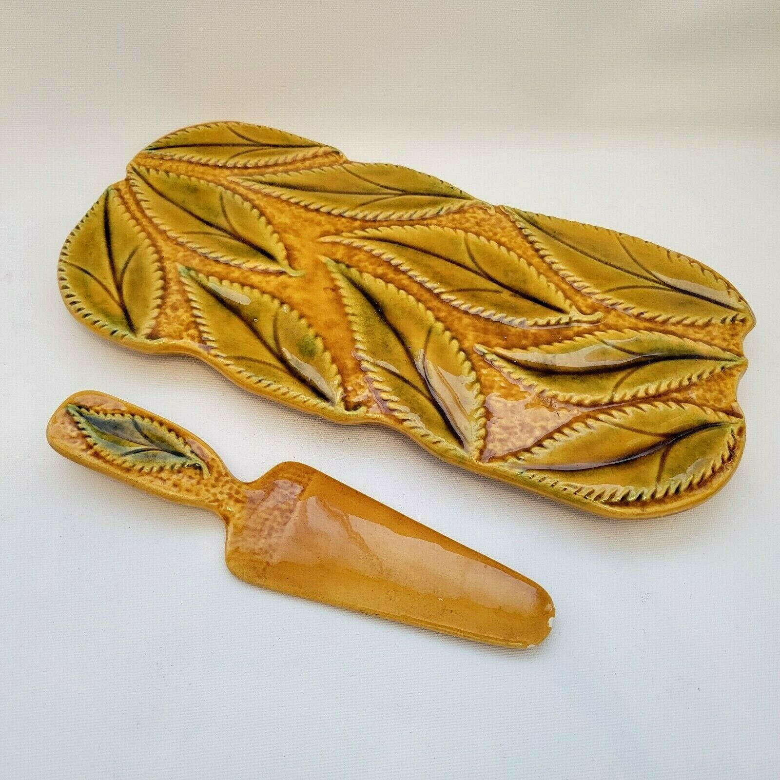 Large ceramic dish slurry Vallauris FFP decoration leaves and its pie shovel