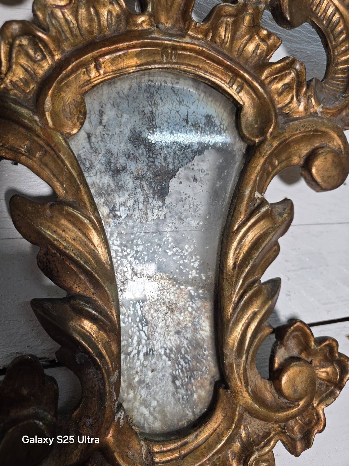 Italian mirror in gilded wood with gold leaf from the 18th century.