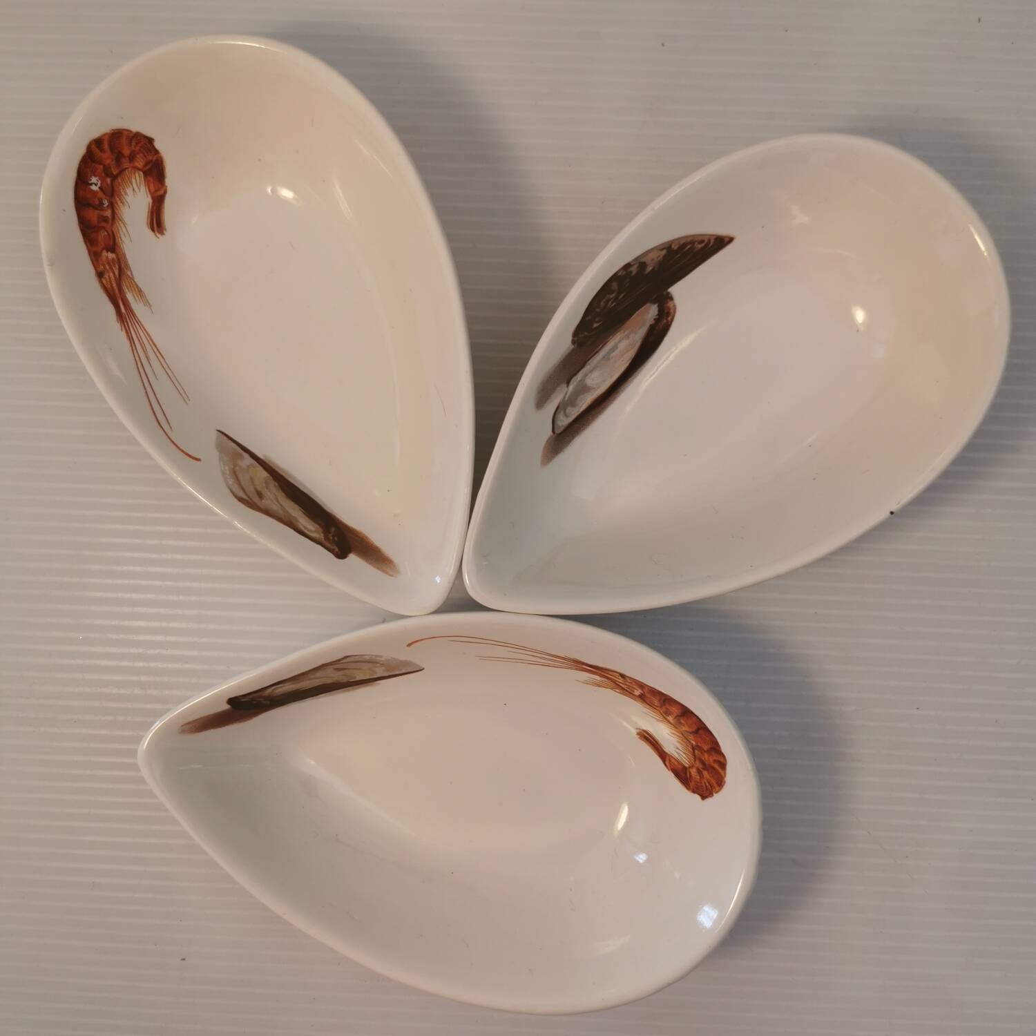 Set of 3 vintage 70s bowls with shellfish motifs. Glazed porcelain