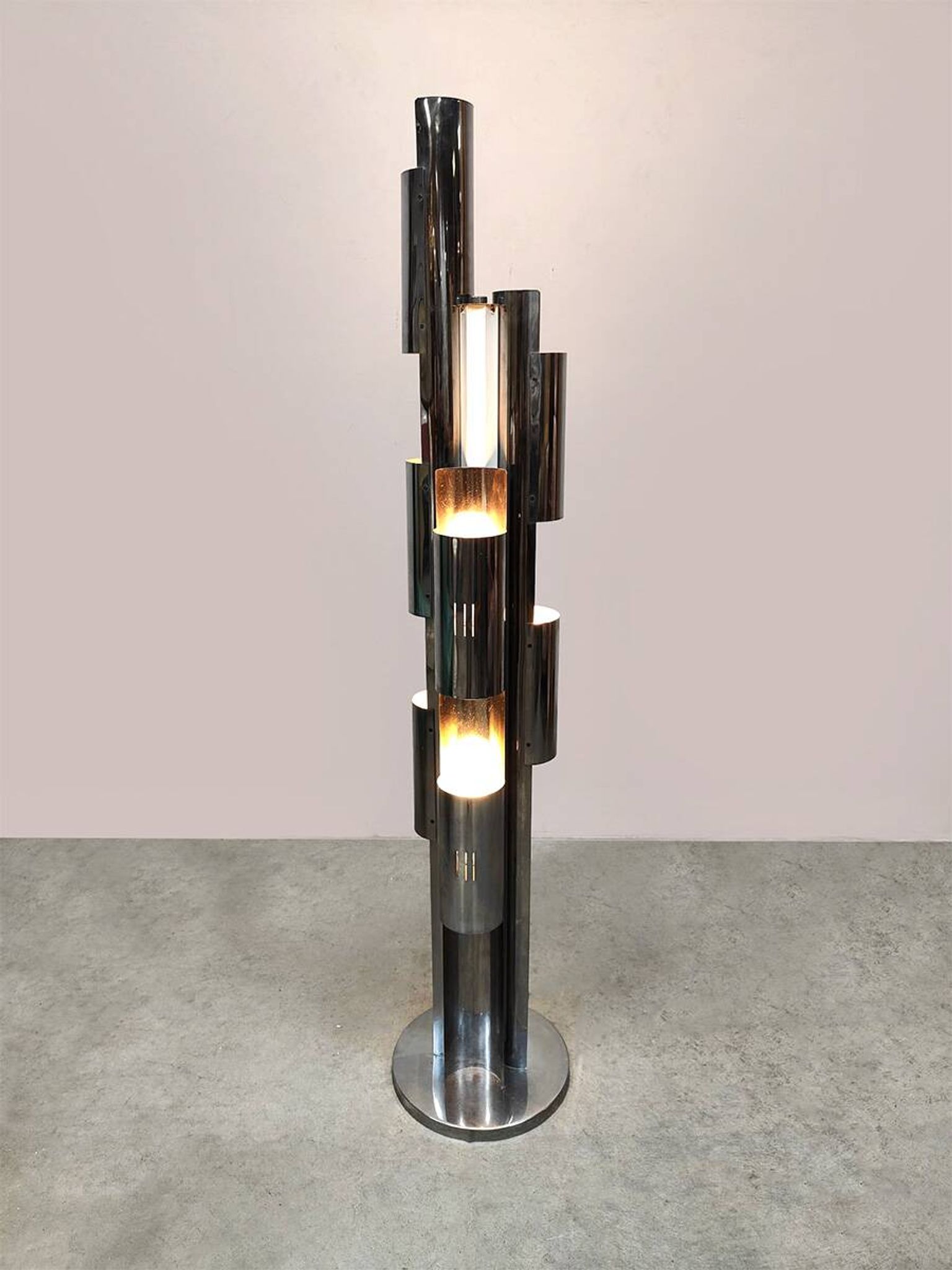 Lampe de sol en métal chromé au design vintage italien des années 1970